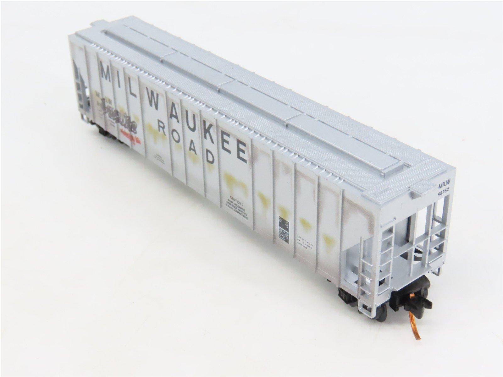 N Scale Micro-Trains MTL 09944050 MILW 3-Bay Covered Hopper #98762 w/ Graffiti