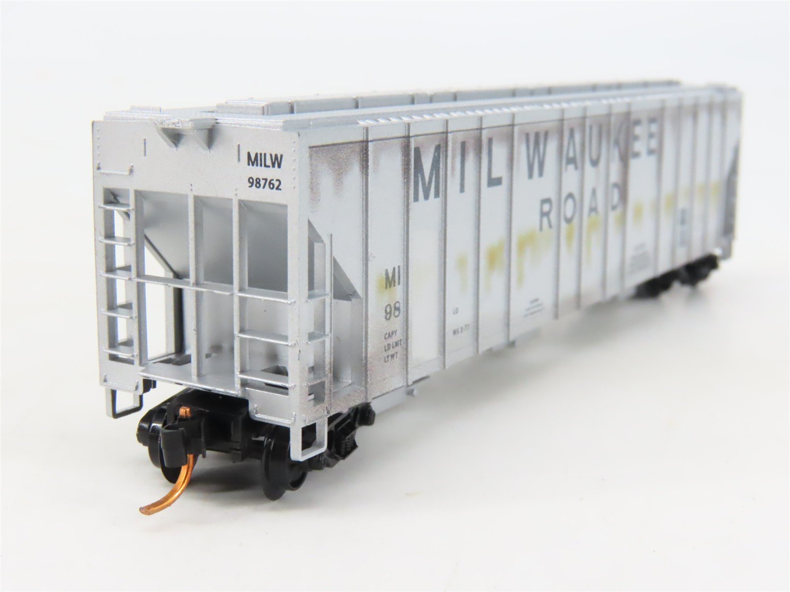 N Scale Micro-Trains MTL 09944050 MILW 3-Bay Covered Hopper #98762 w/ Graffiti
