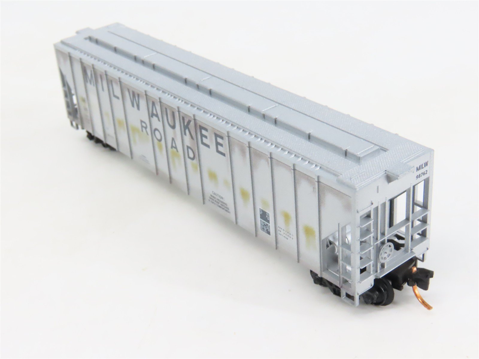 N Scale Micro-Trains MTL 09944050 MILW 3-Bay Covered Hopper #98762 w/ Graffiti