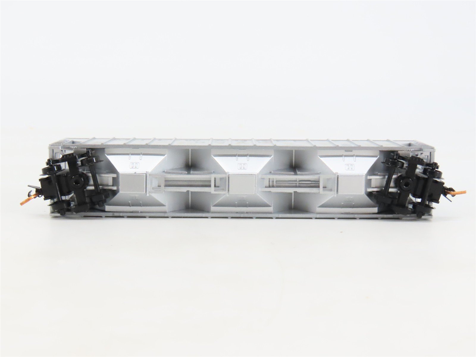 N Scale Micro-Trains MTL 09944050 MILW 3-Bay Covered Hopper #98762 w/ Graffiti