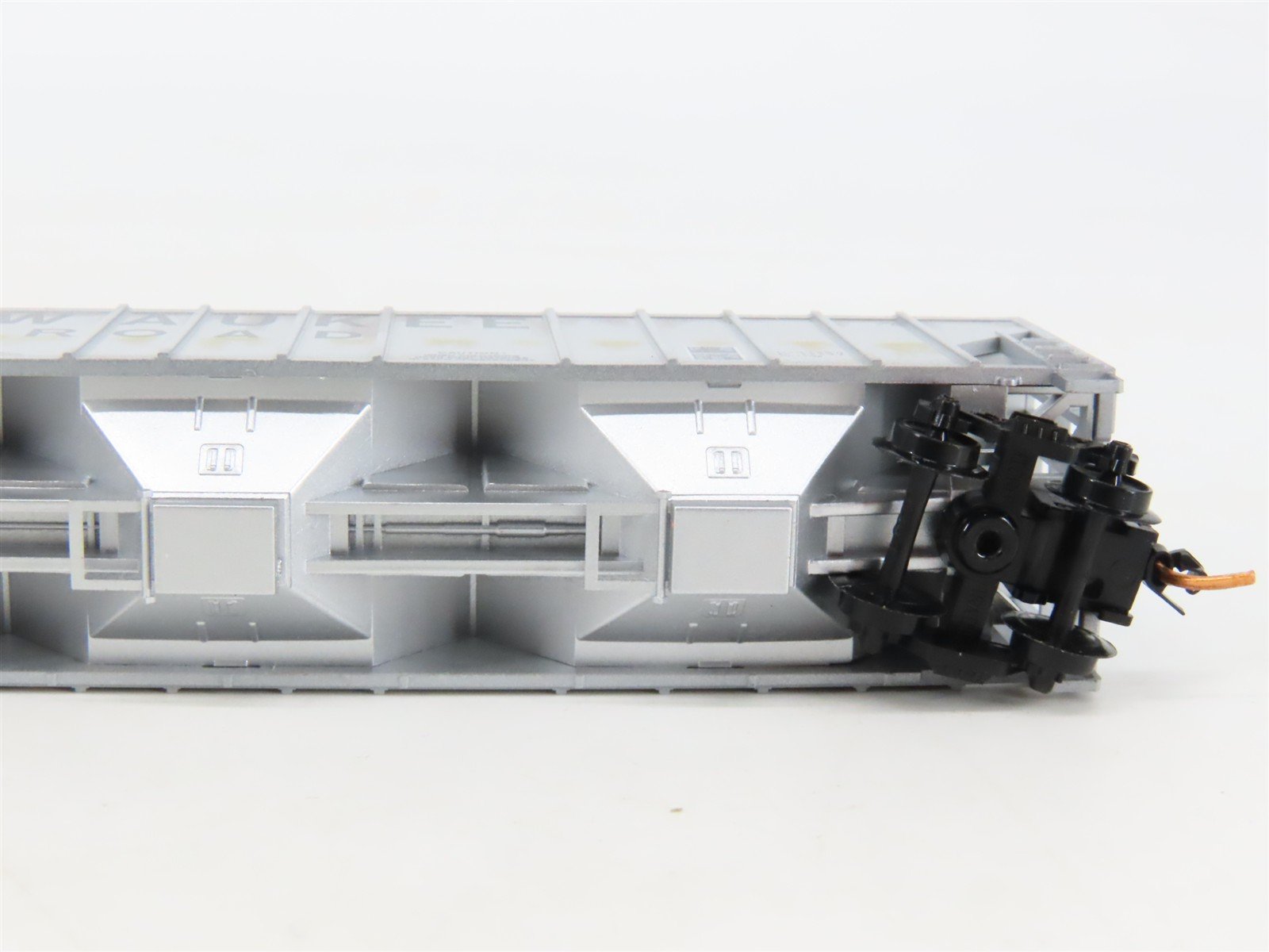 N Scale Micro-Trains MTL 09944050 MILW 3-Bay Covered Hopper #98762 w/ Graffiti