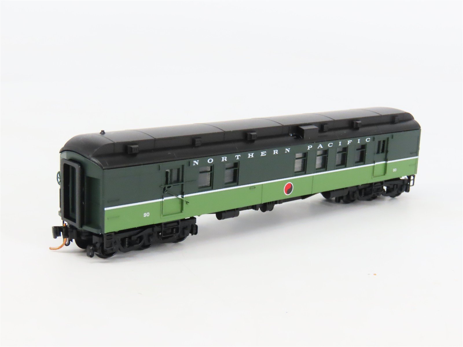 N Scale Micro-Trains 14000320 NP Northern Pacific Heavyweight RPO 90 RTR