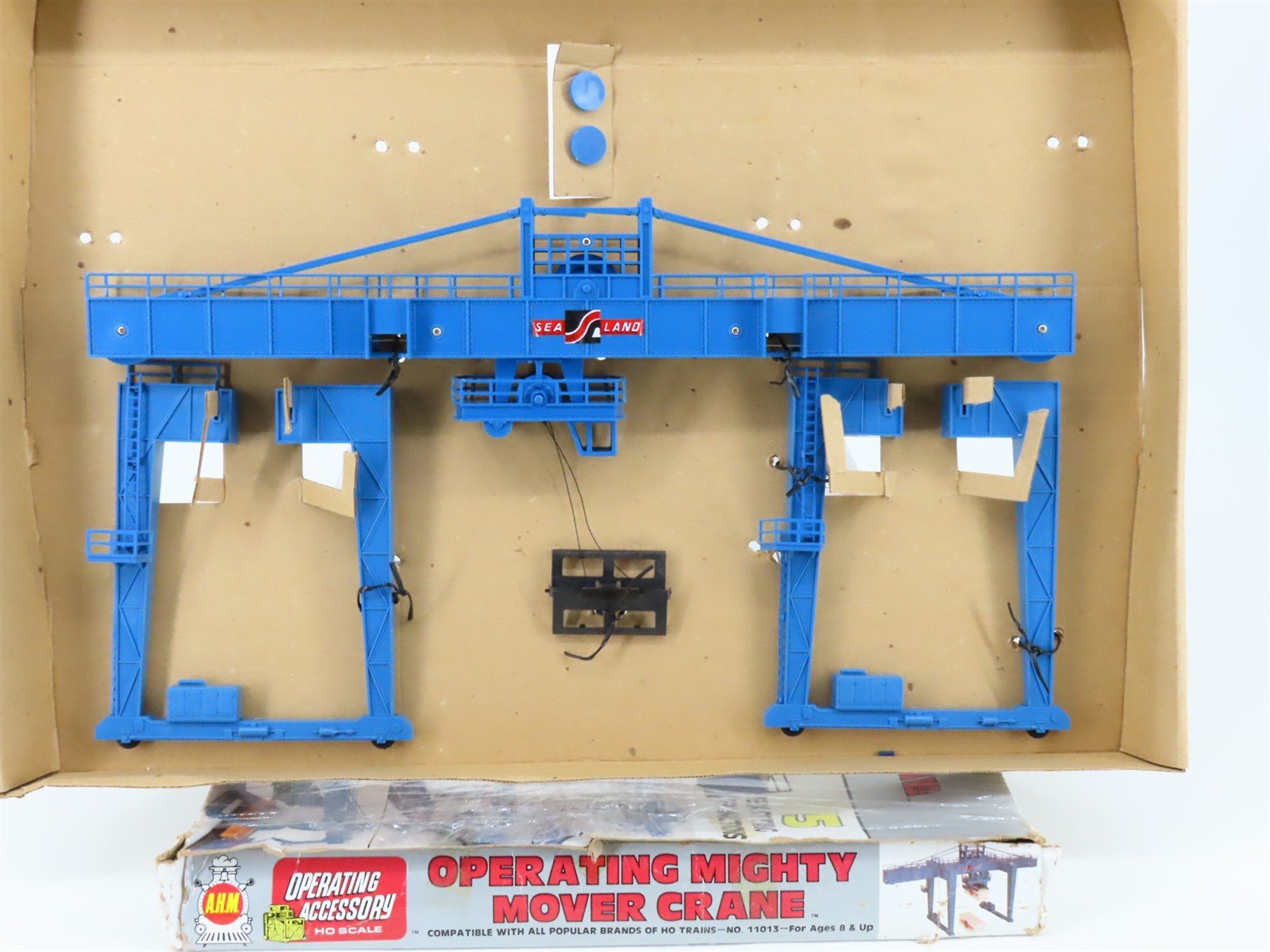 HO Scale AHM 11013 Sealand Operating Mighty Mover Crane