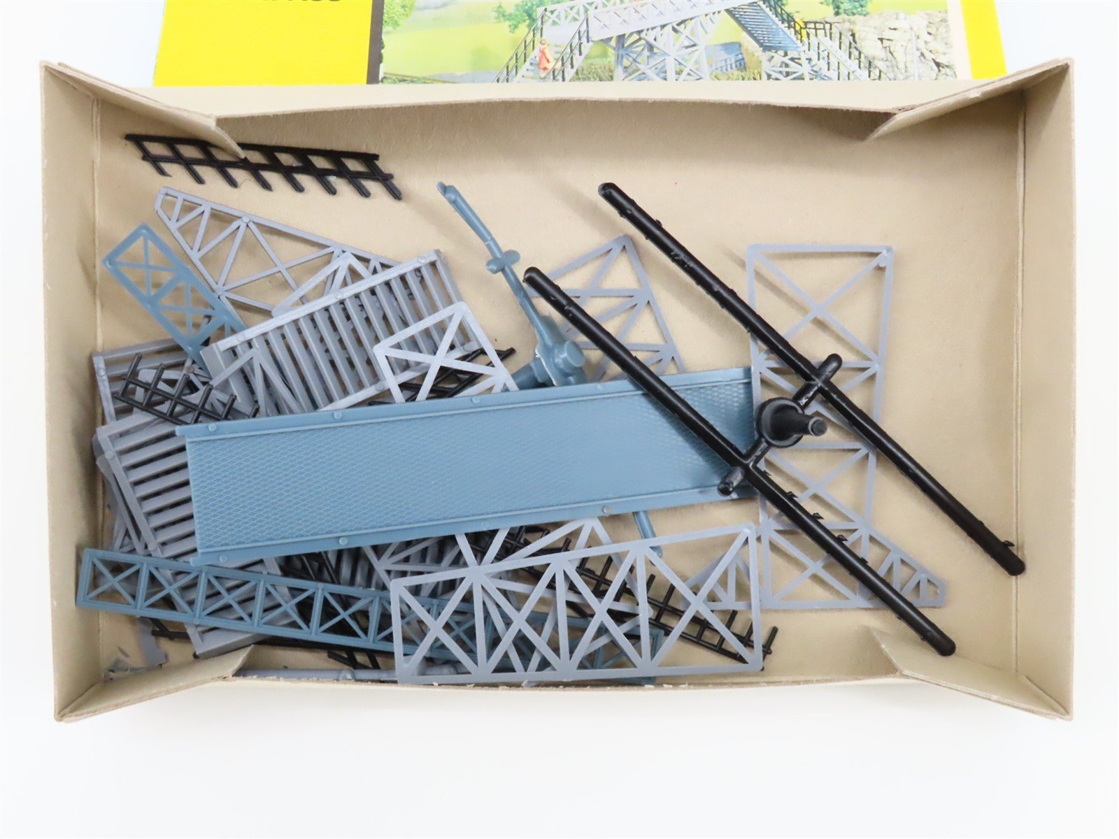 HO 1/87 Scale AHM Minikits Kit 5865 Pedestrian Overpass