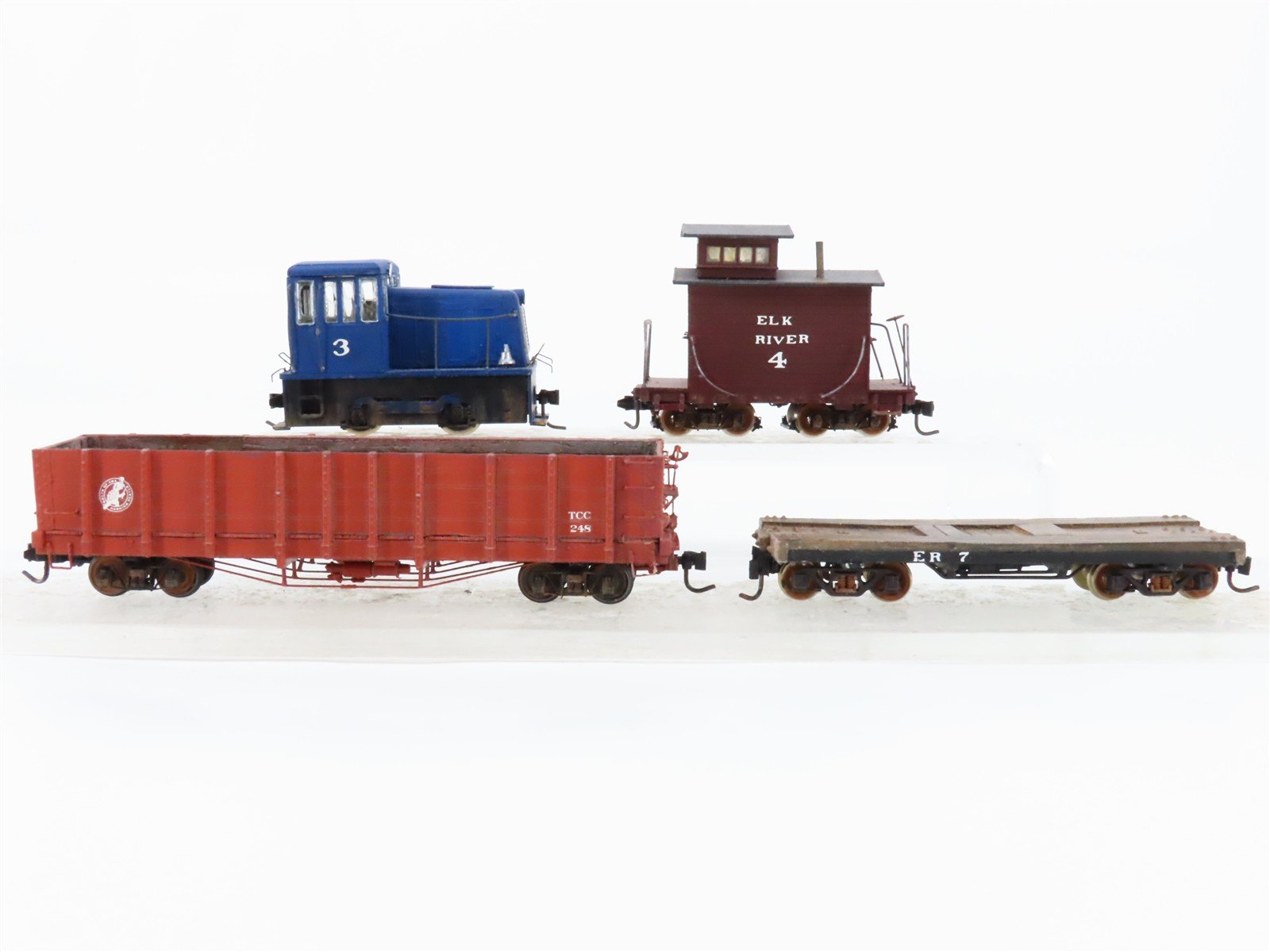 HOn3 Scale Unlettered Switcher Diesel Locomotive w/3 Freight Cars
