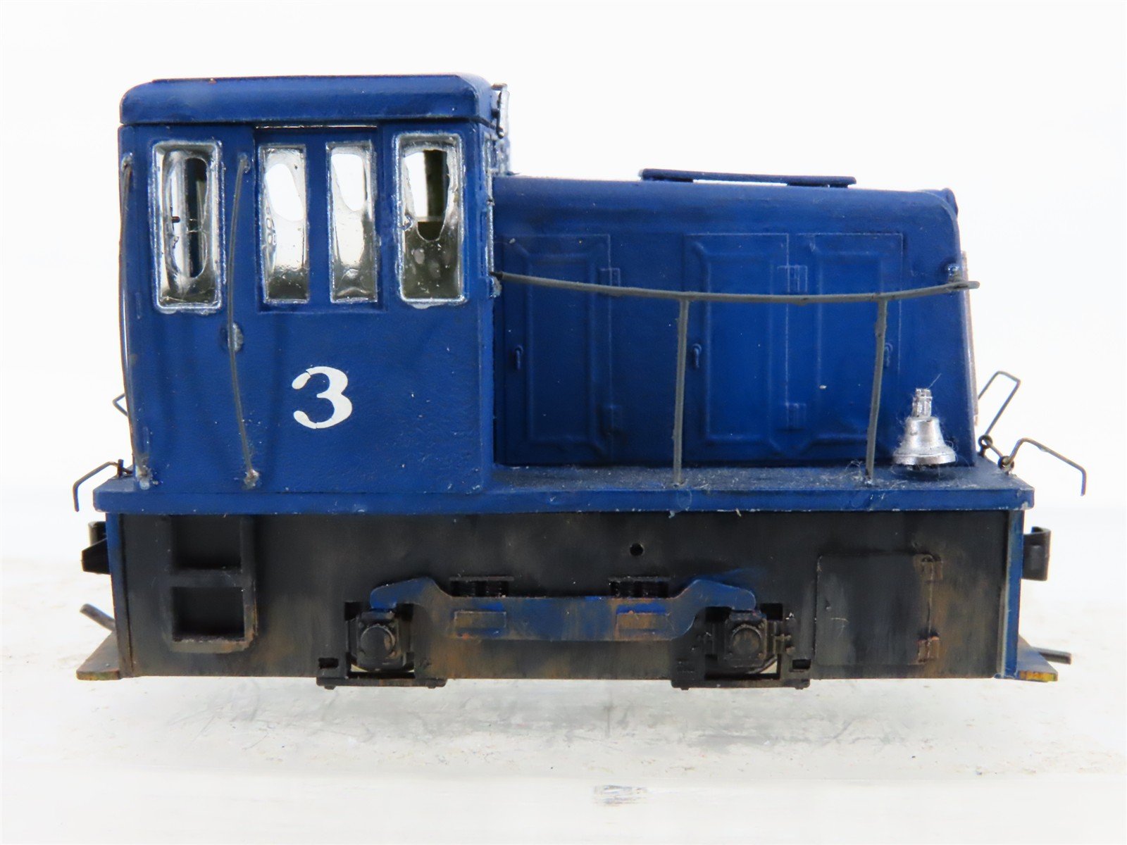 HOn3 Scale Unlettered Switcher Diesel Locomotive w/3 Freight Cars