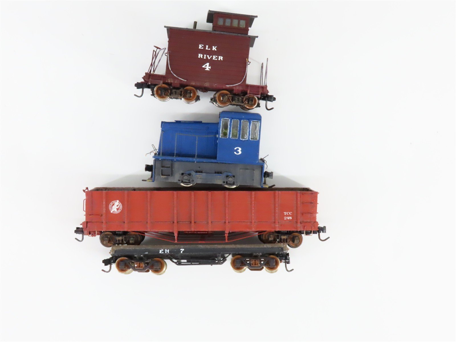 HOn3 Scale Unlettered Switcher Diesel Locomotive w/3 Freight Cars