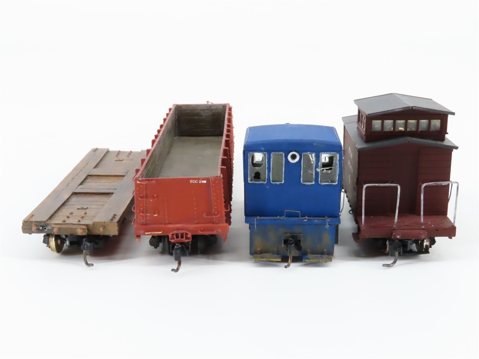 HOn3 Scale Unlettered Switcher Diesel Locomotive w/3 Freight Cars