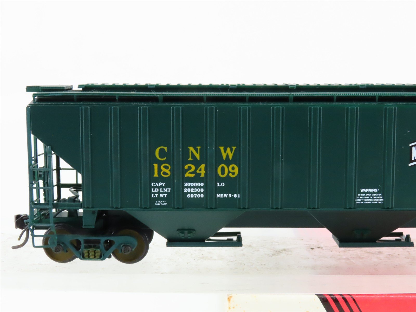 HO Scale Intermountain CNW-01 CNW Railway 3-Bay Covered Hopper #182409