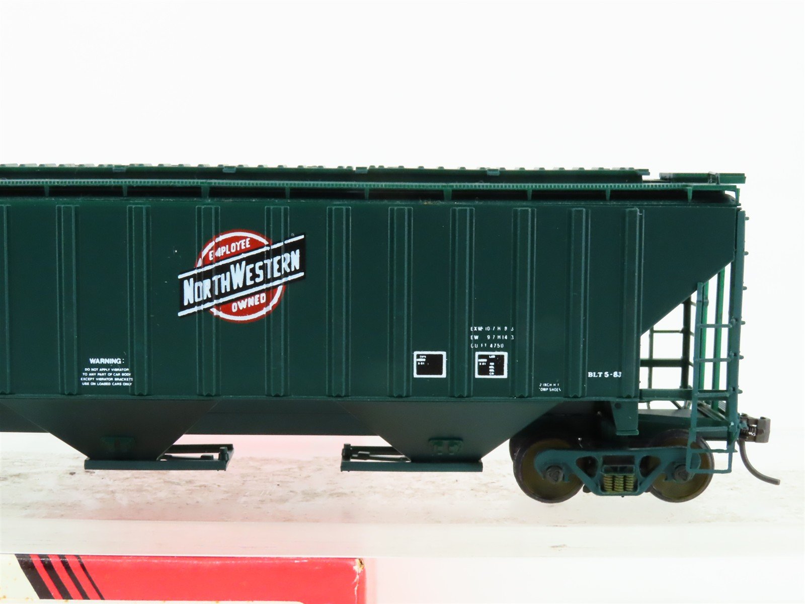 HO Scale Intermountain CNW-01 CNW Railway 3-Bay Covered Hopper #182409