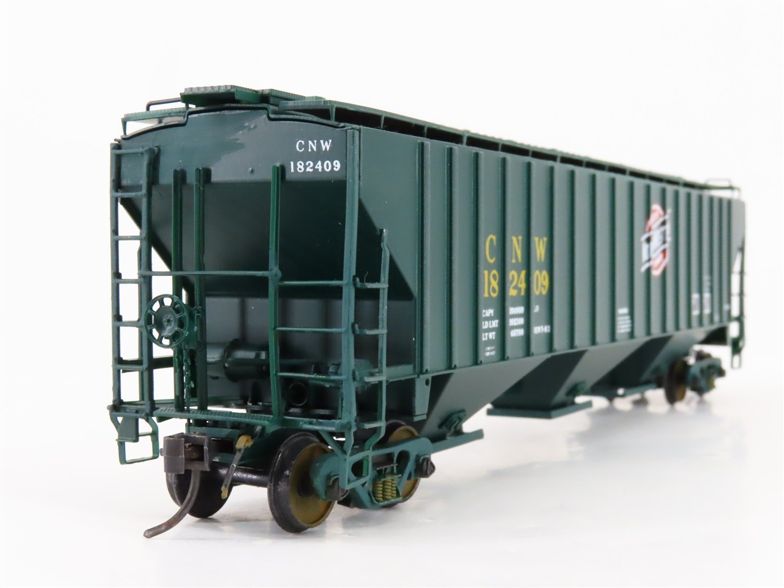 HO Scale Intermountain CNW-01 CNW Railway 3-Bay Covered Hopper #182409