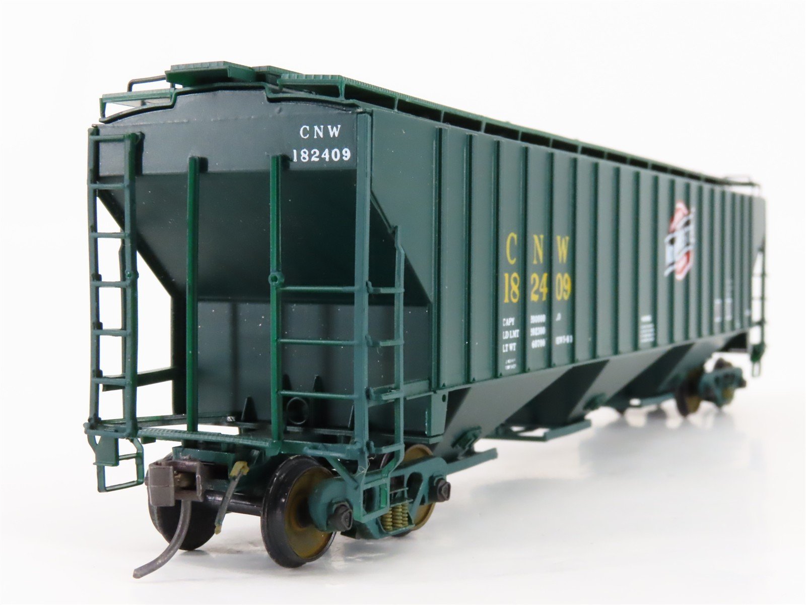 HO Scale Intermountain CNW-01 CNW Railway 3-Bay Covered Hopper #182409
