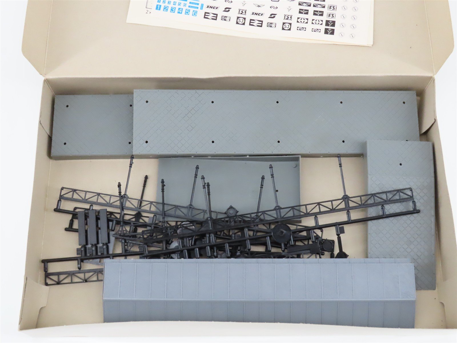 HO Scale Model Power 478 Covered Platform Kit