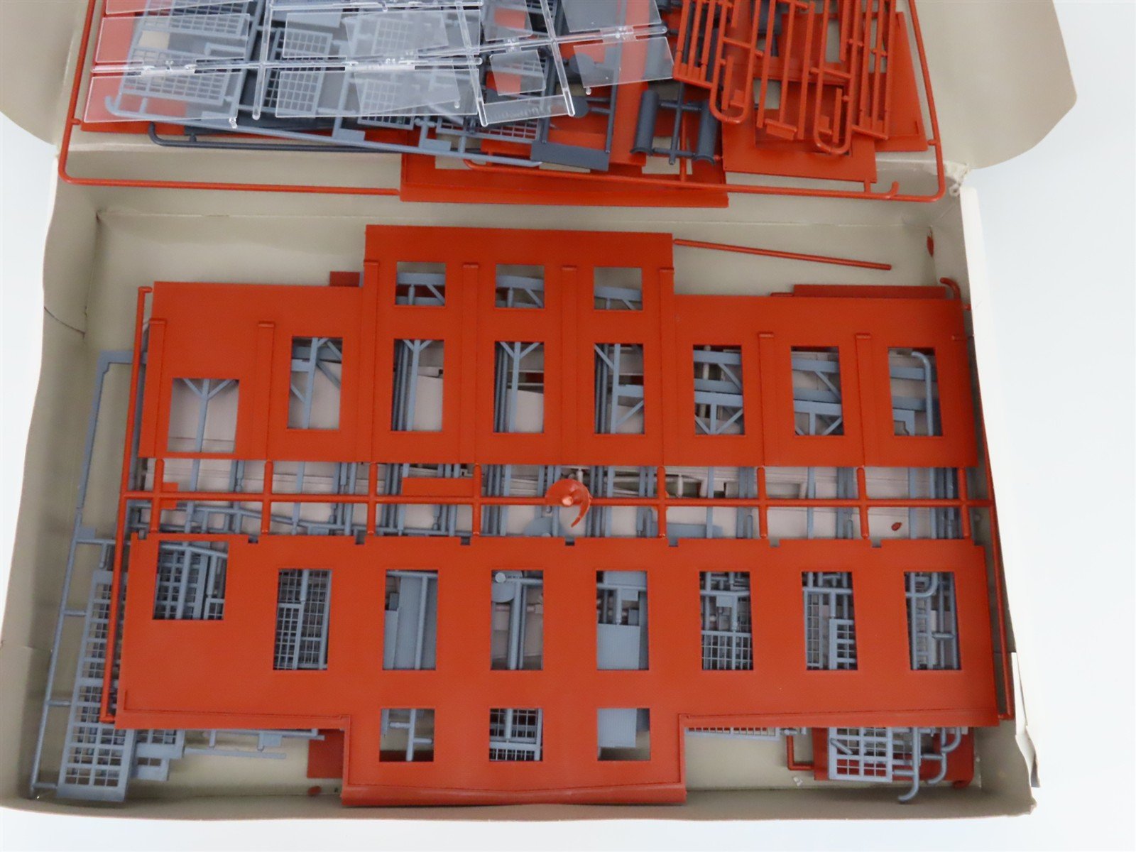 HO Scale Walthers 933-2900 Modern Roundhouse Building Kit