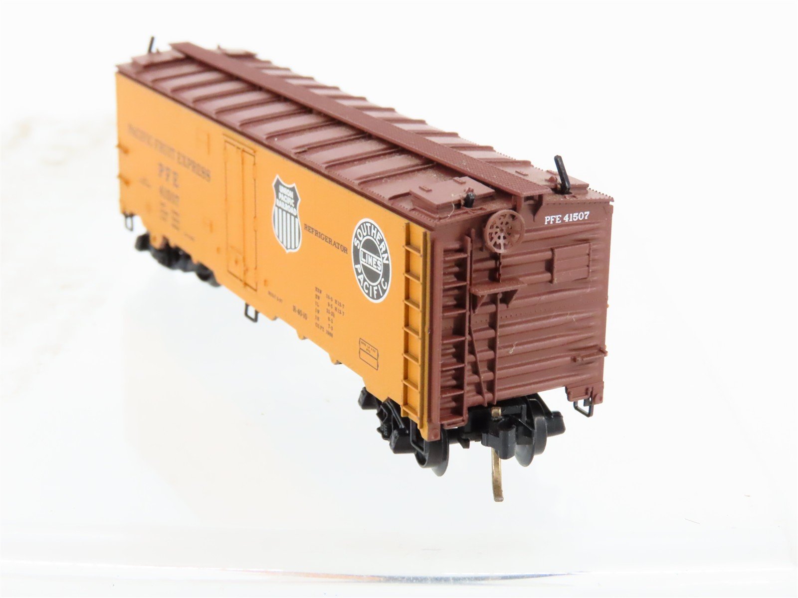 N Scale Micro-Trains MTL 59520 PFE Pacific Fruit Express 40' Ice Reefer #41507