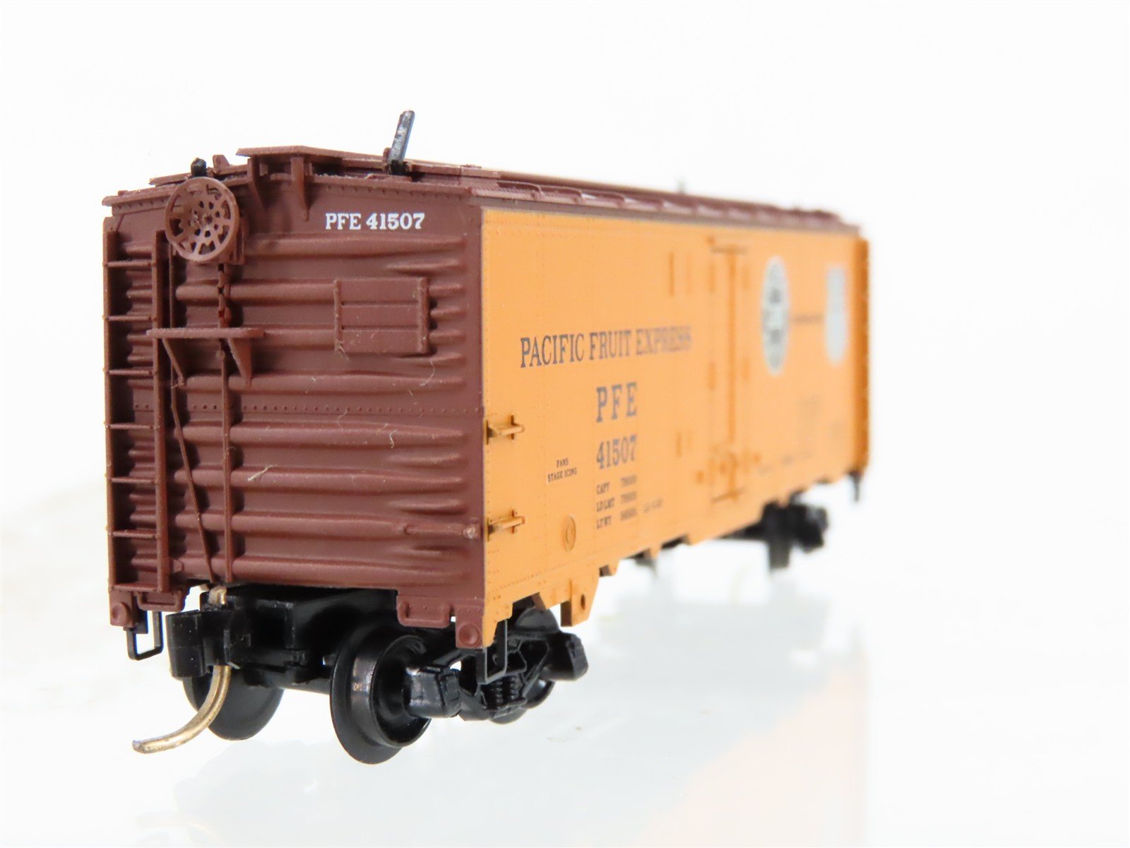 N Scale Micro-Trains MTL 59520 PFE Pacific Fruit Express 40' Ice Reefer #41507