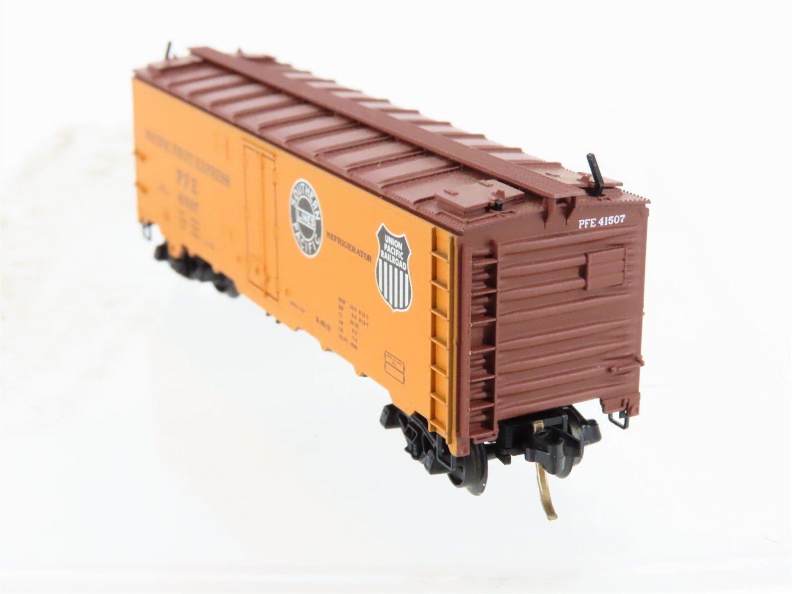 N Scale Micro-Trains MTL 59520 PFE Pacific Fruit Express 40' Ice Reefer #41507