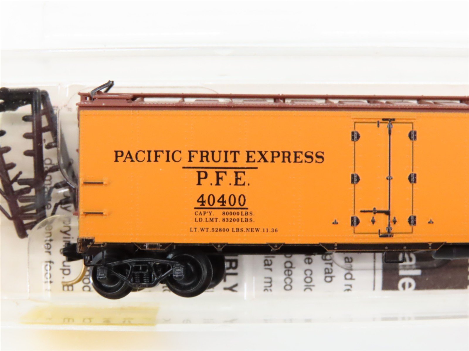 N Scale Micro-Trains MTL 59010 PFE Pacific Fruit Express 40' Ice Reefer #40400