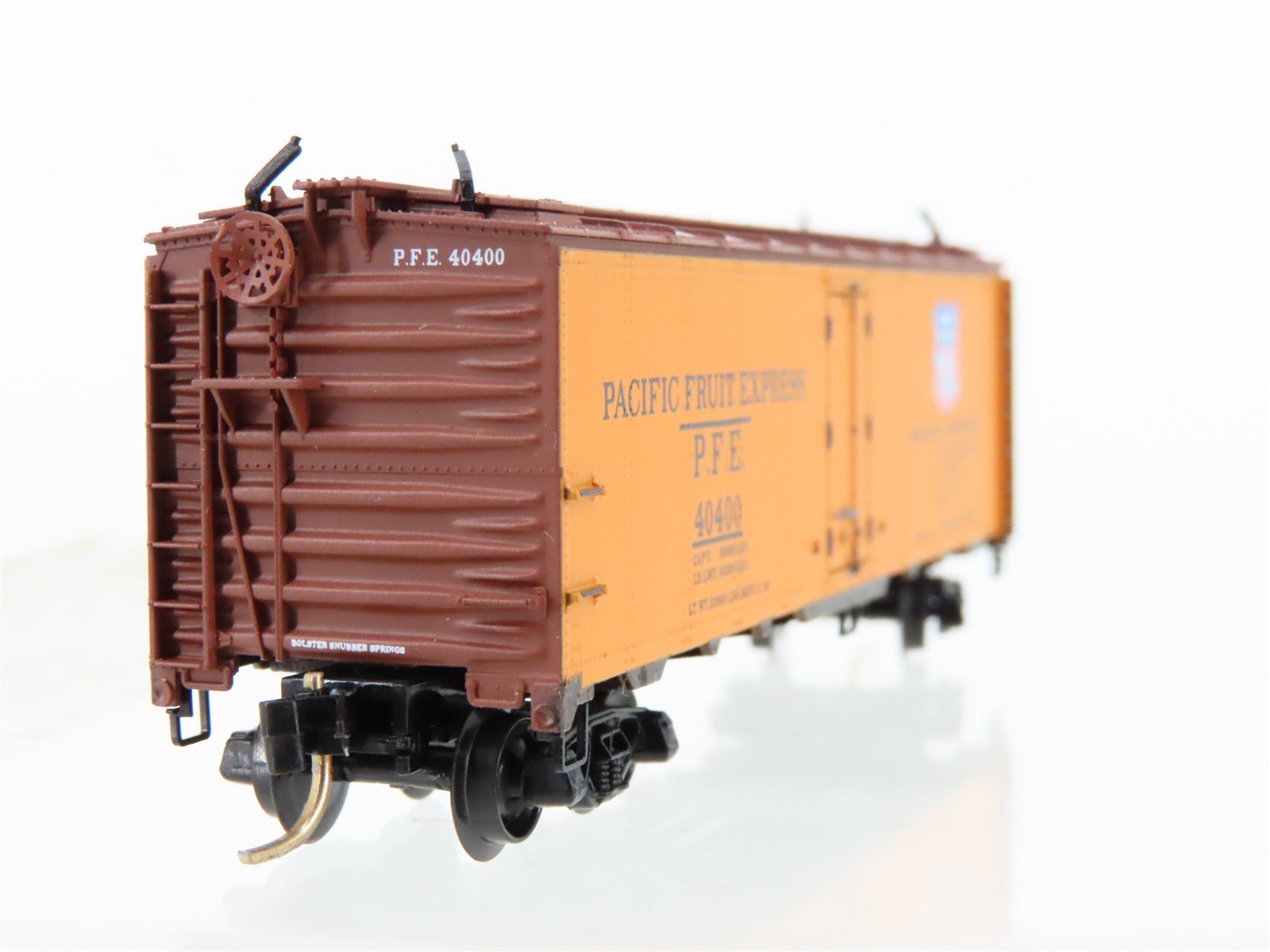 N Scale Micro-Trains MTL 59010 PFE Pacific Fruit Express 40' Ice Reefer #40400