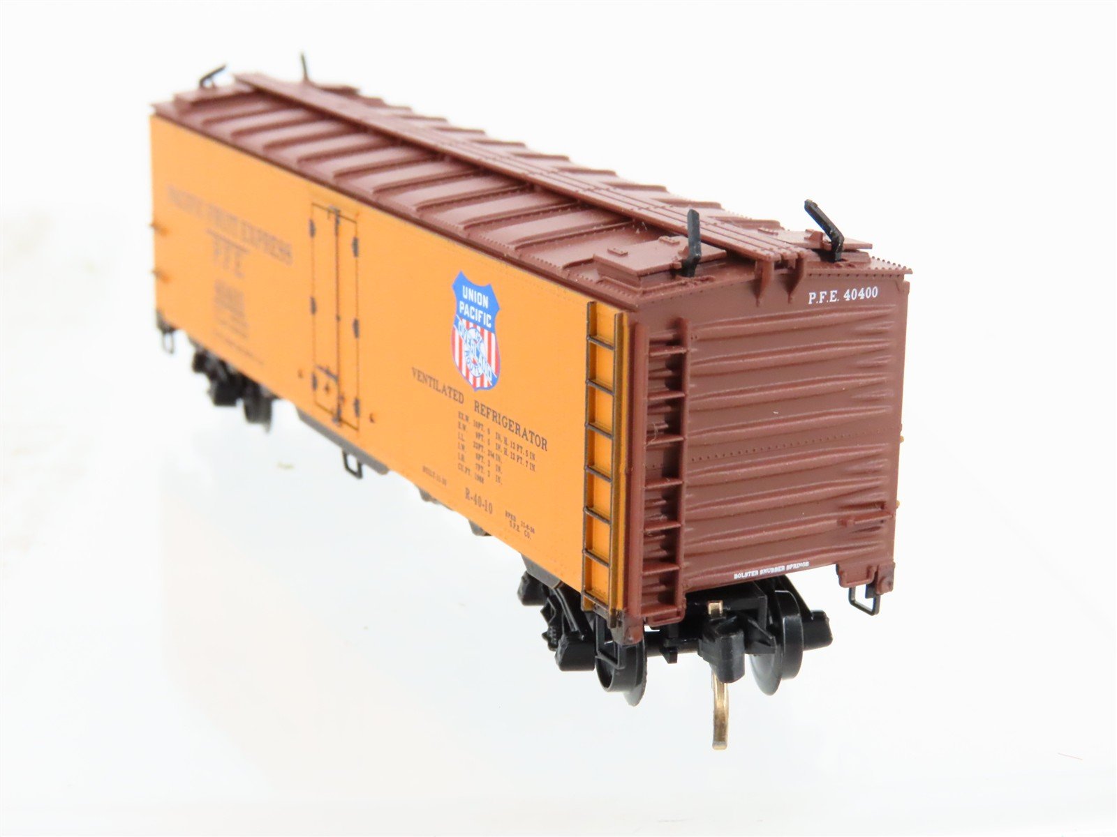 N Scale Micro-Trains MTL 59010 PFE Pacific Fruit Express 40' Ice Reefer #40400