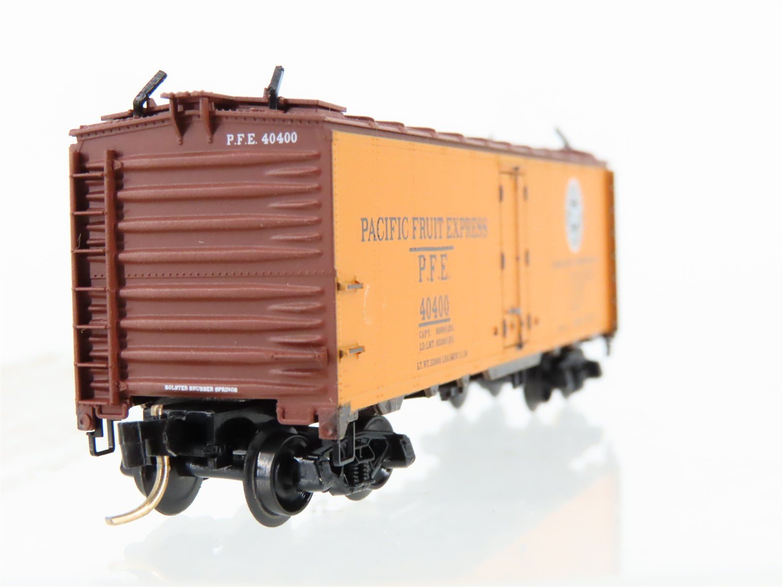 N Scale Micro-Trains MTL 59010 PFE Pacific Fruit Express 40' Ice Reefer #40400
