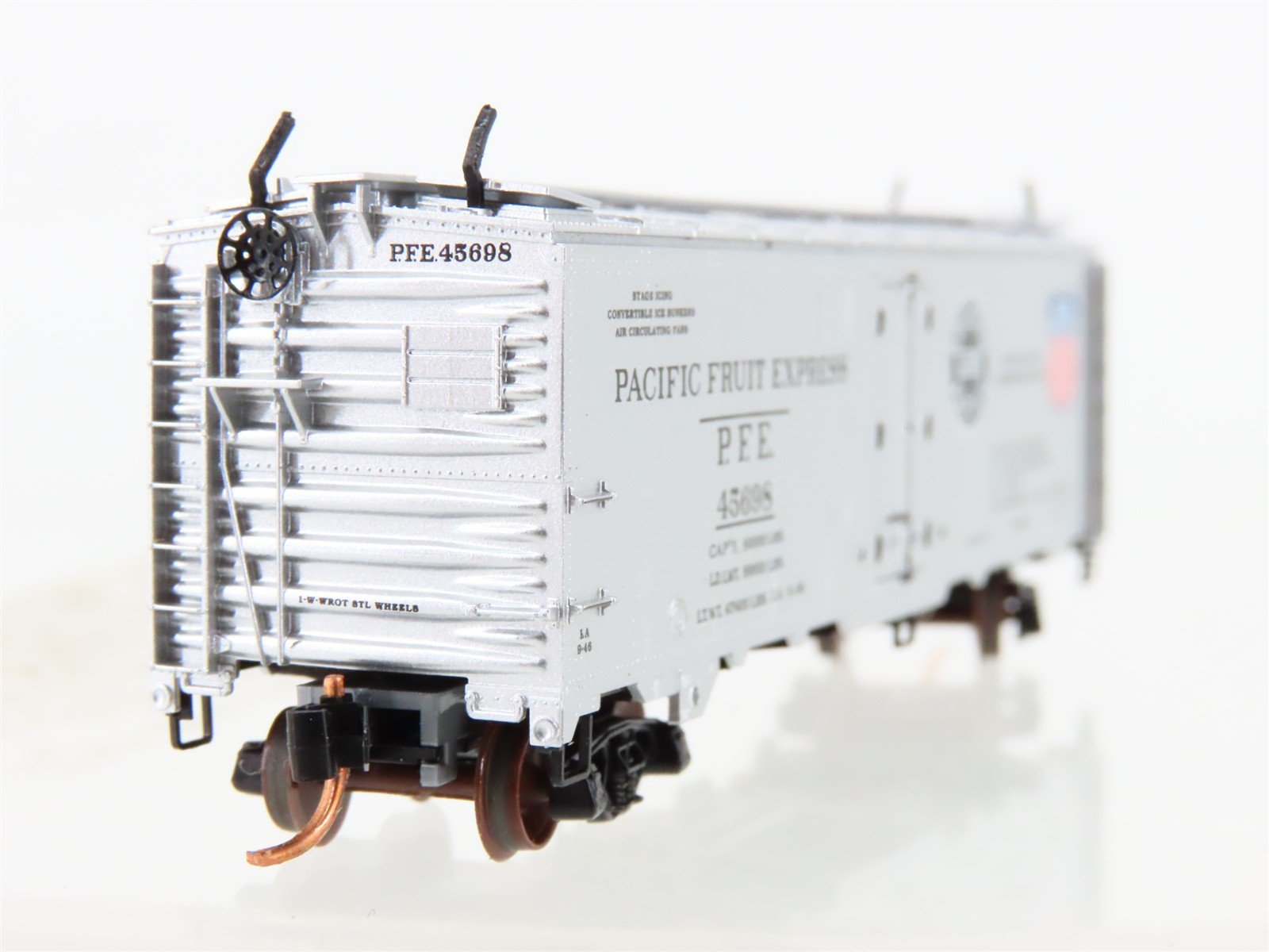 N Scale Micro-Trains MTL 05900516 PFE Pacific Fruit 40' Steel Ice Reefer #45698