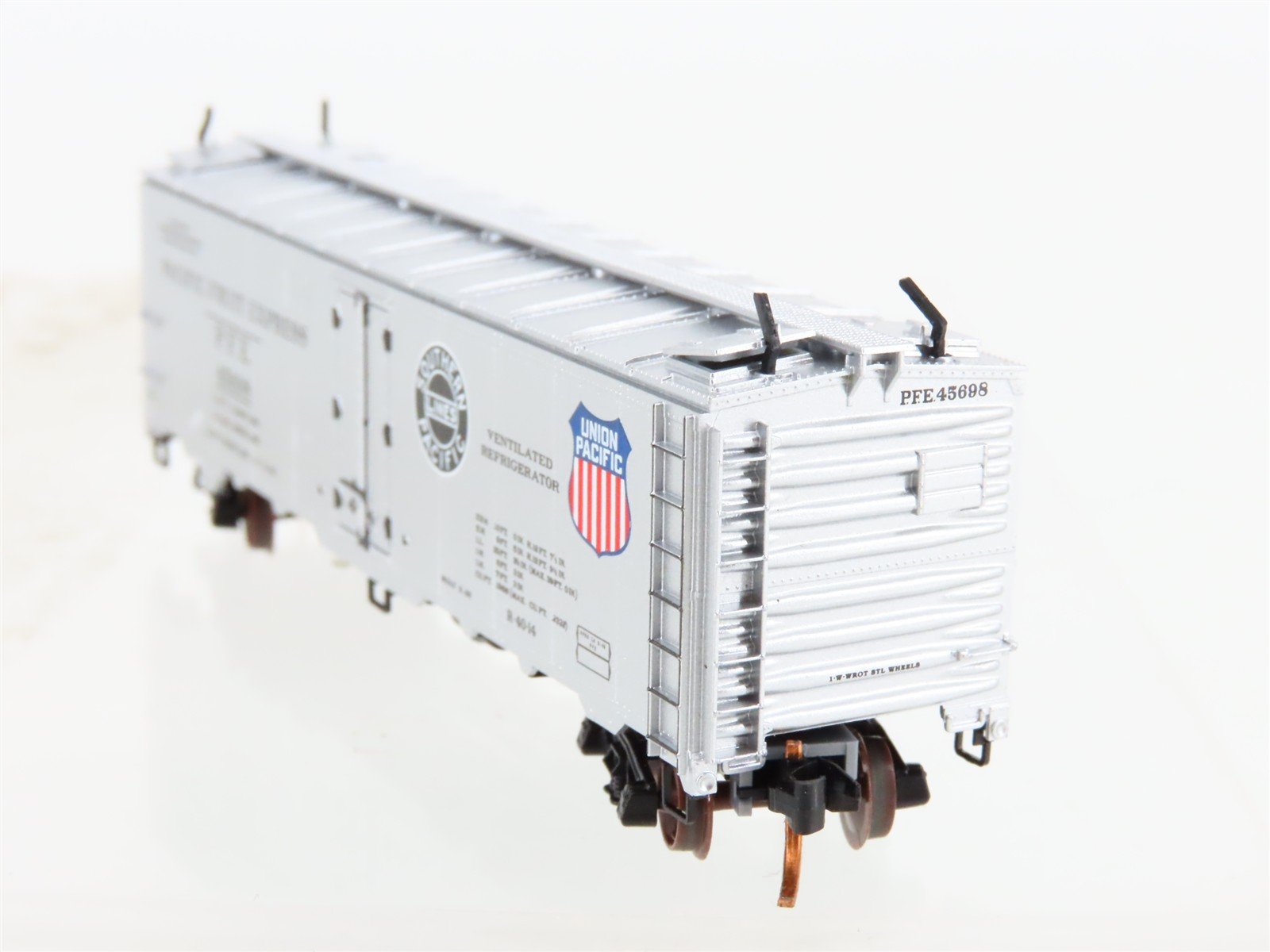 N Scale Micro-Trains MTL 05900516 PFE Pacific Fruit 40' Steel Ice Reefer #45698