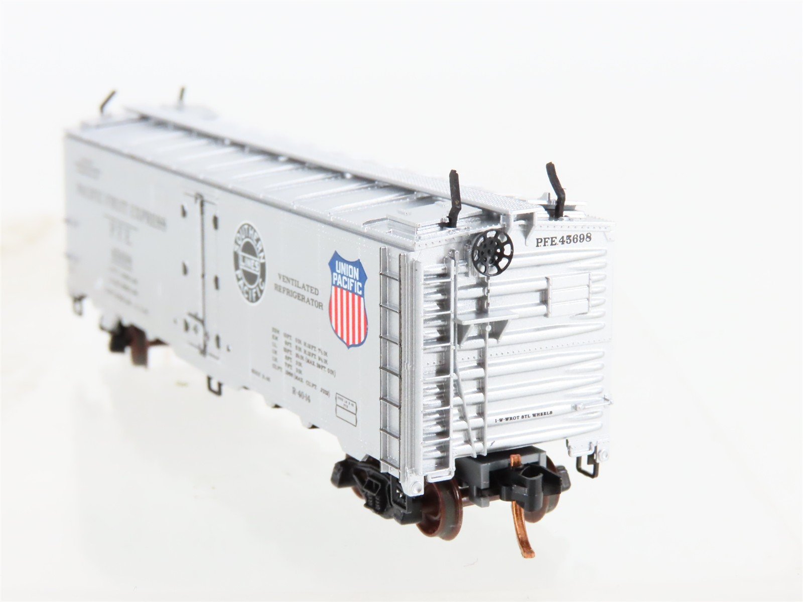 N Scale Micro-Trains MTL 05900516 PFE Pacific Fruit 40' Steel Ice Reefer #45698