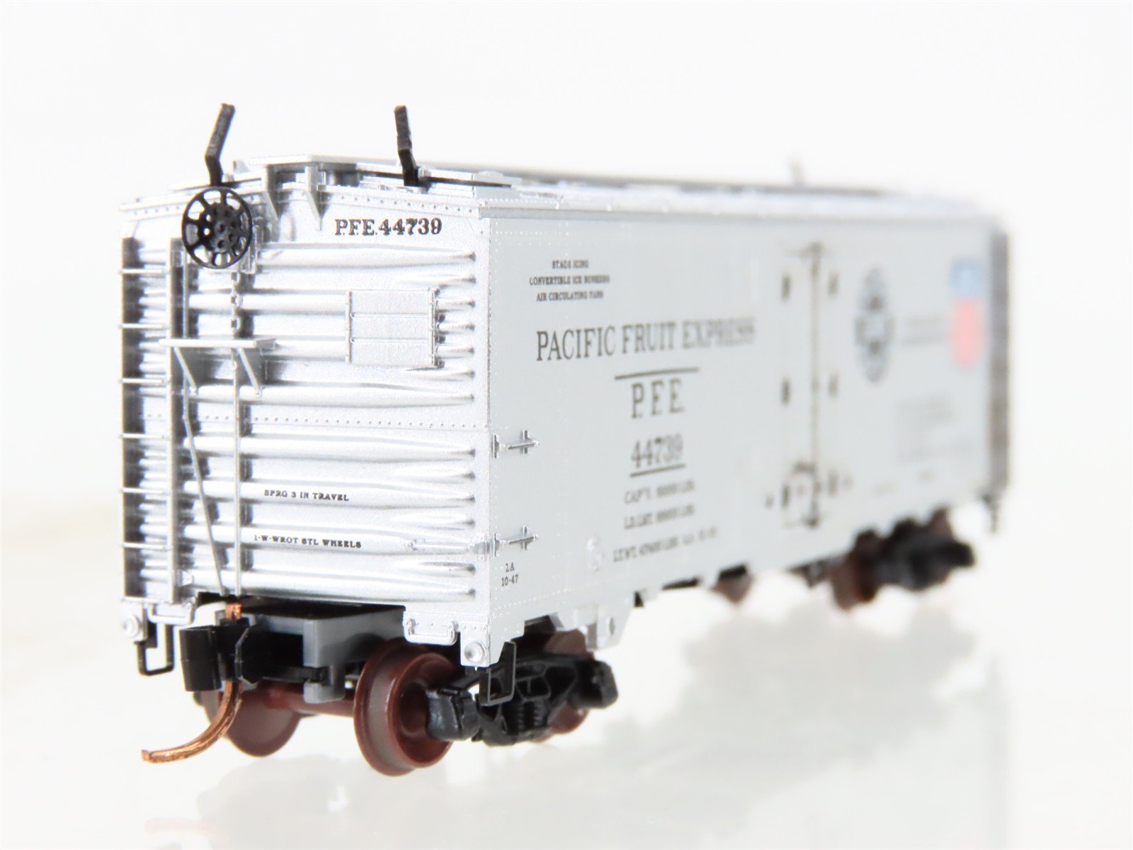 N Scale Micro-Trains MTL 05900526 PFE Pacific Fruit 40' Steel Ice Reefer #44739