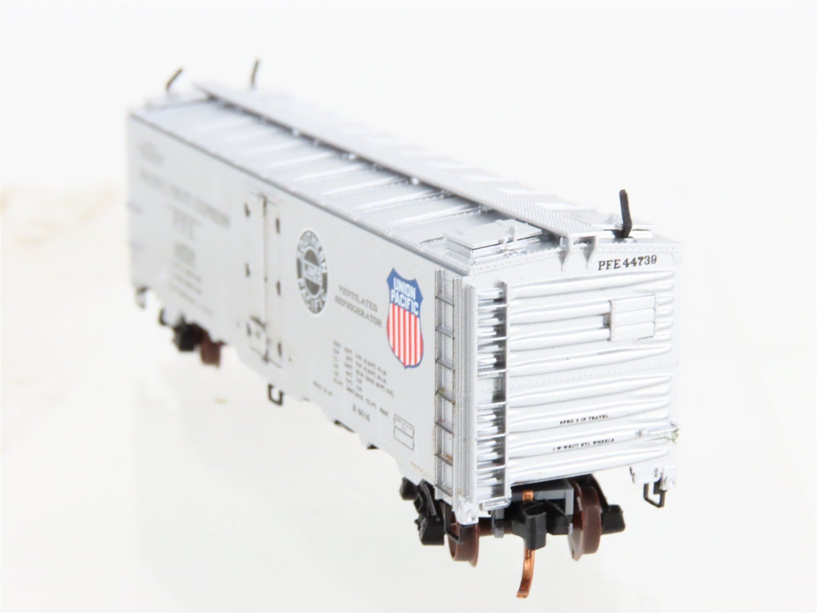 N Scale Micro-Trains MTL 05900526 PFE Pacific Fruit 40' Steel Ice Reefer #44739