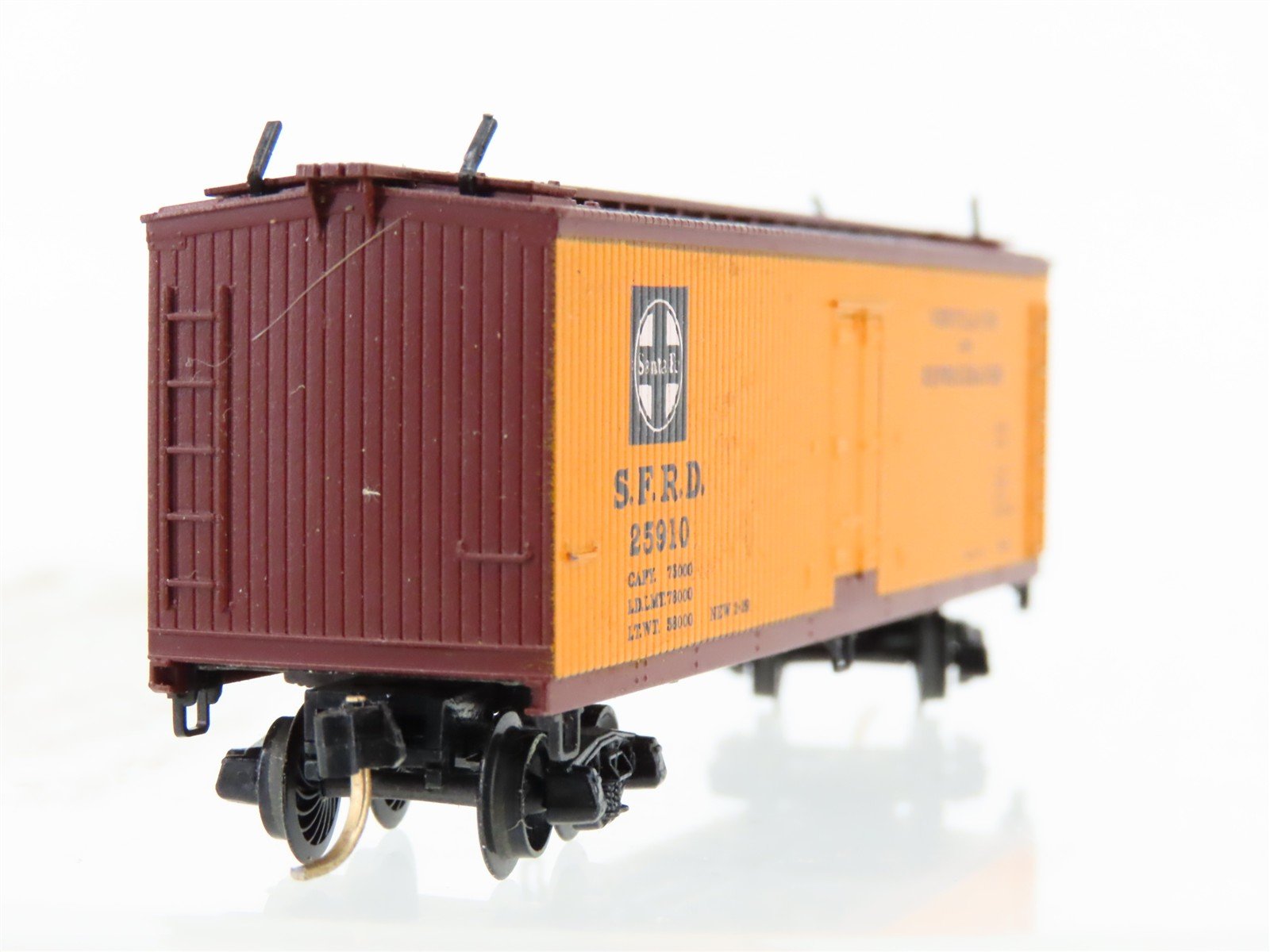 N Scale Micro-Trains/Kadee 47050 SFRD Santa Fe 40' Wood Reefer #25910