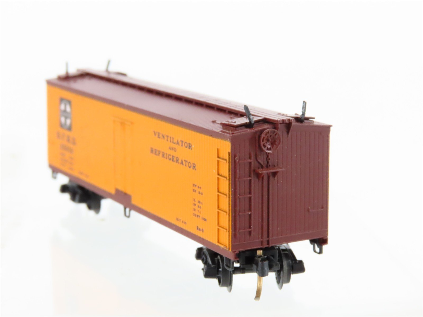 N Scale Micro-Trains/Kadee 47050 SFRD Santa Fe 40' Wood Reefer #25910