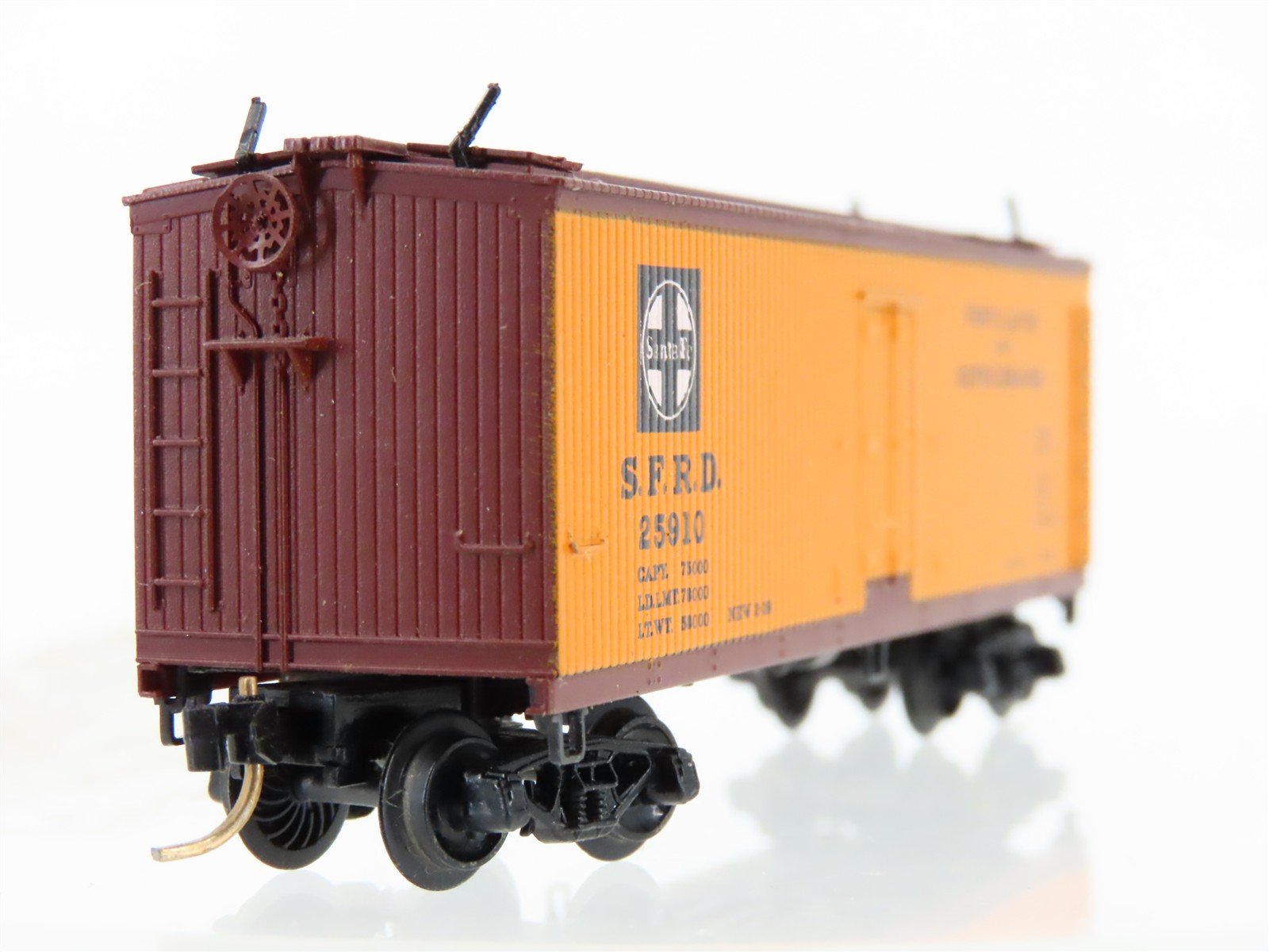 N Scale Micro-Trains/Kadee 47050 SFRD Santa Fe 40' Wood Reefer #25910