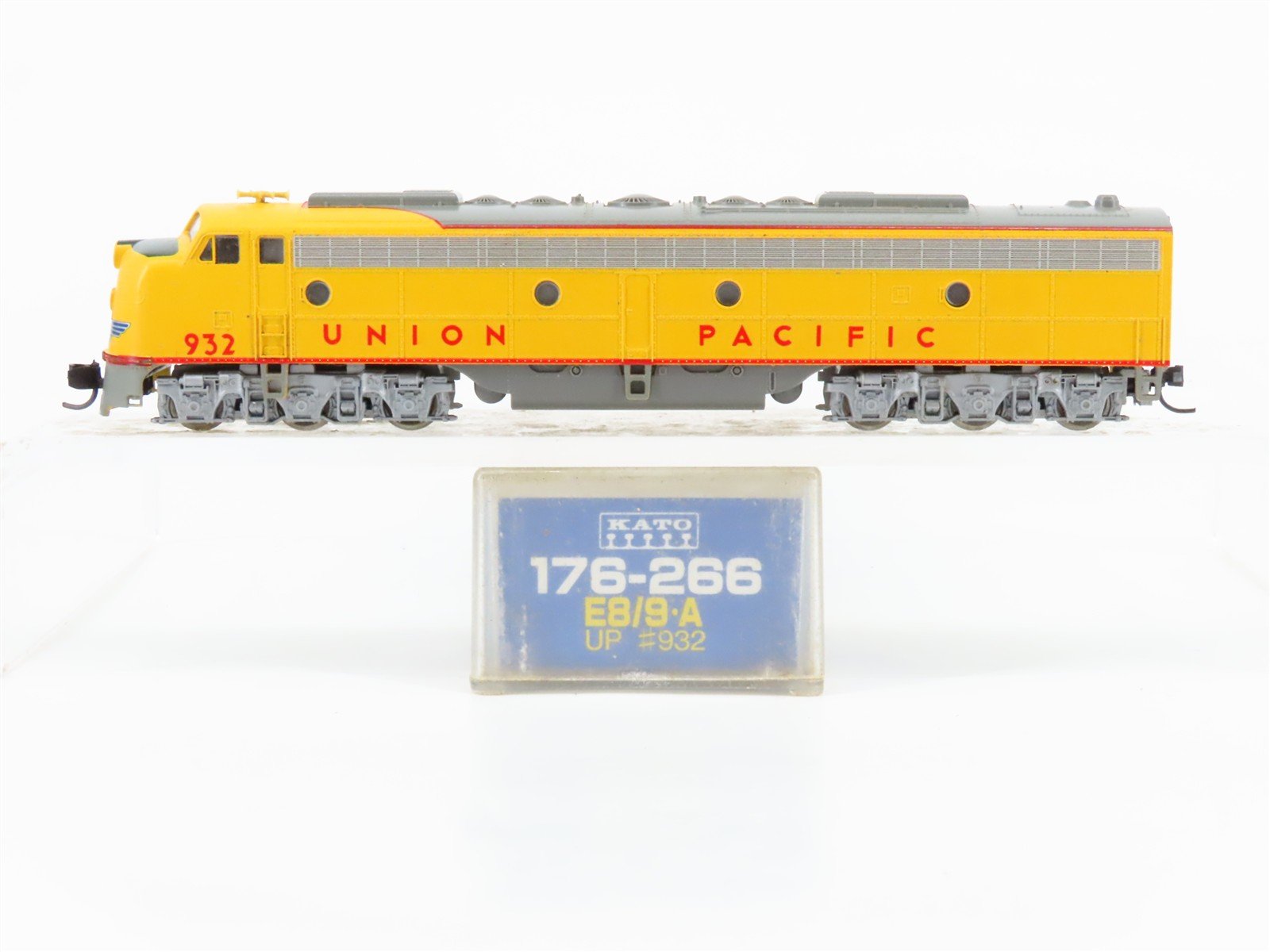 N Scale KATO 176-266 UP Union Pacific EMD E8/9A Diesel Locomotive #932 w/ DCC