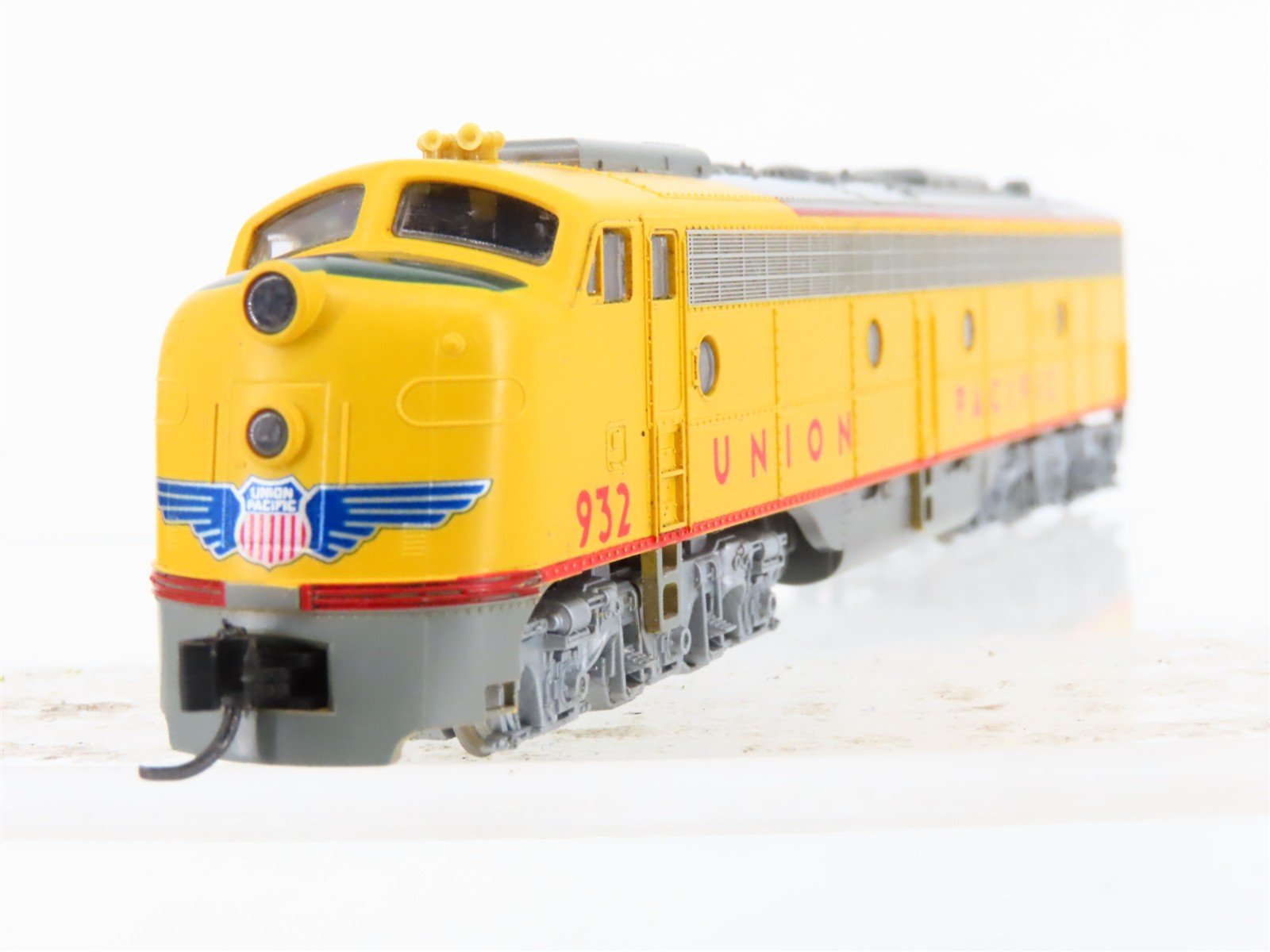 N Scale KATO 176-266 UP Union Pacific EMD E8/9A Diesel Locomotive #932 w/ DCC
