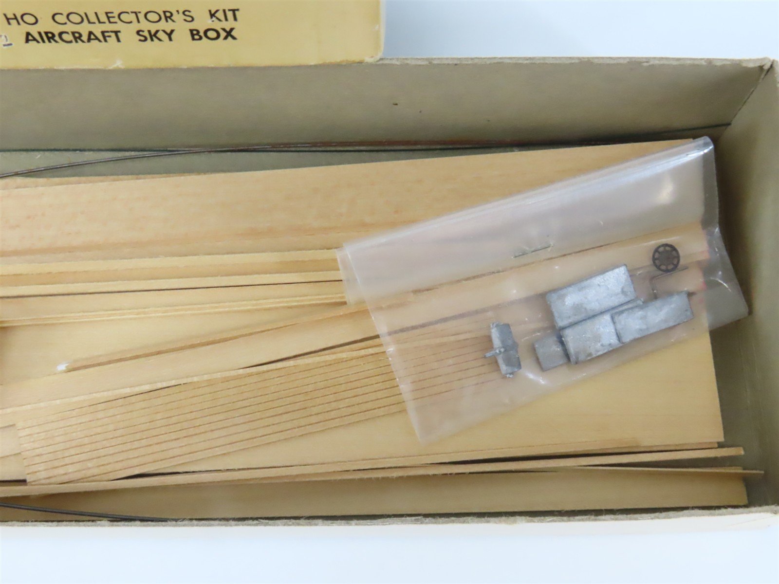 HO Scale Ambroid Kit SP Southern Pacific Railroad Aircraft Sky Box