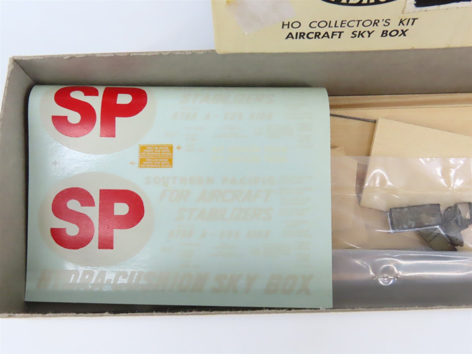HO Scale Ambroid Kit SP Southern Pacific Railroad Aircraft Sky Box