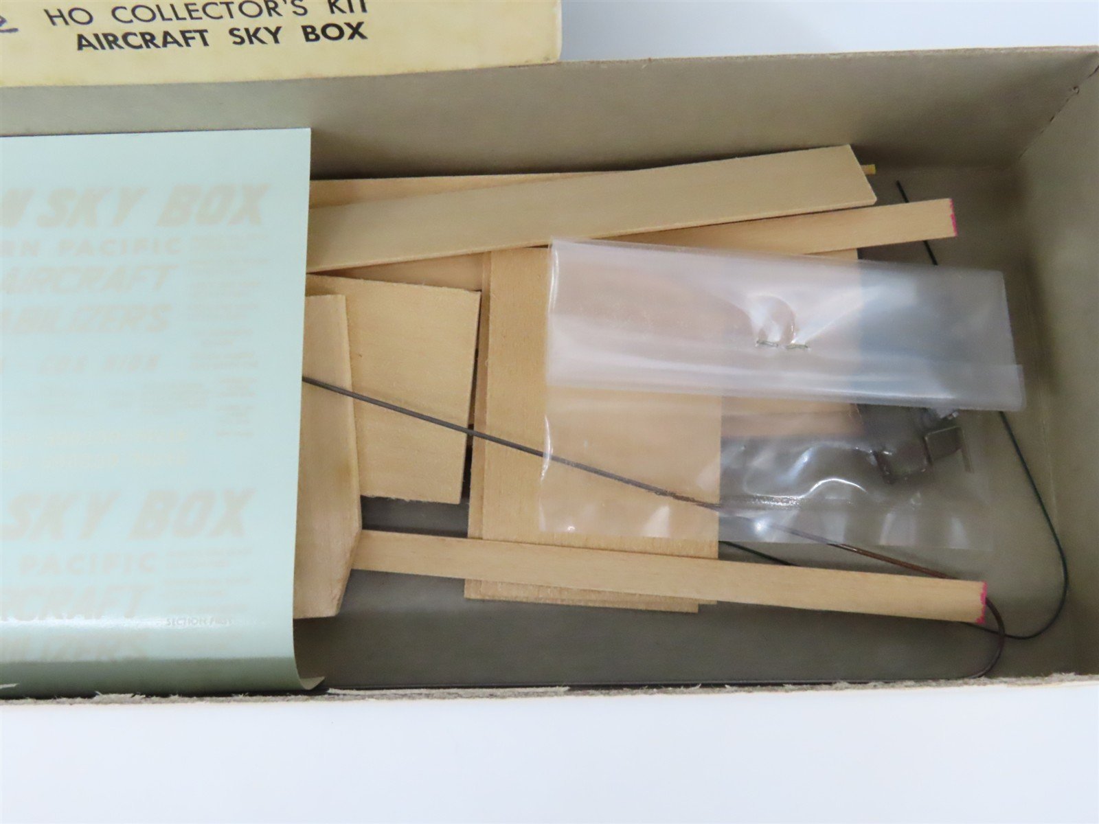 HO Scale Ambroid Kit SP Southern Pacific Railroad Aircraft Sky Box