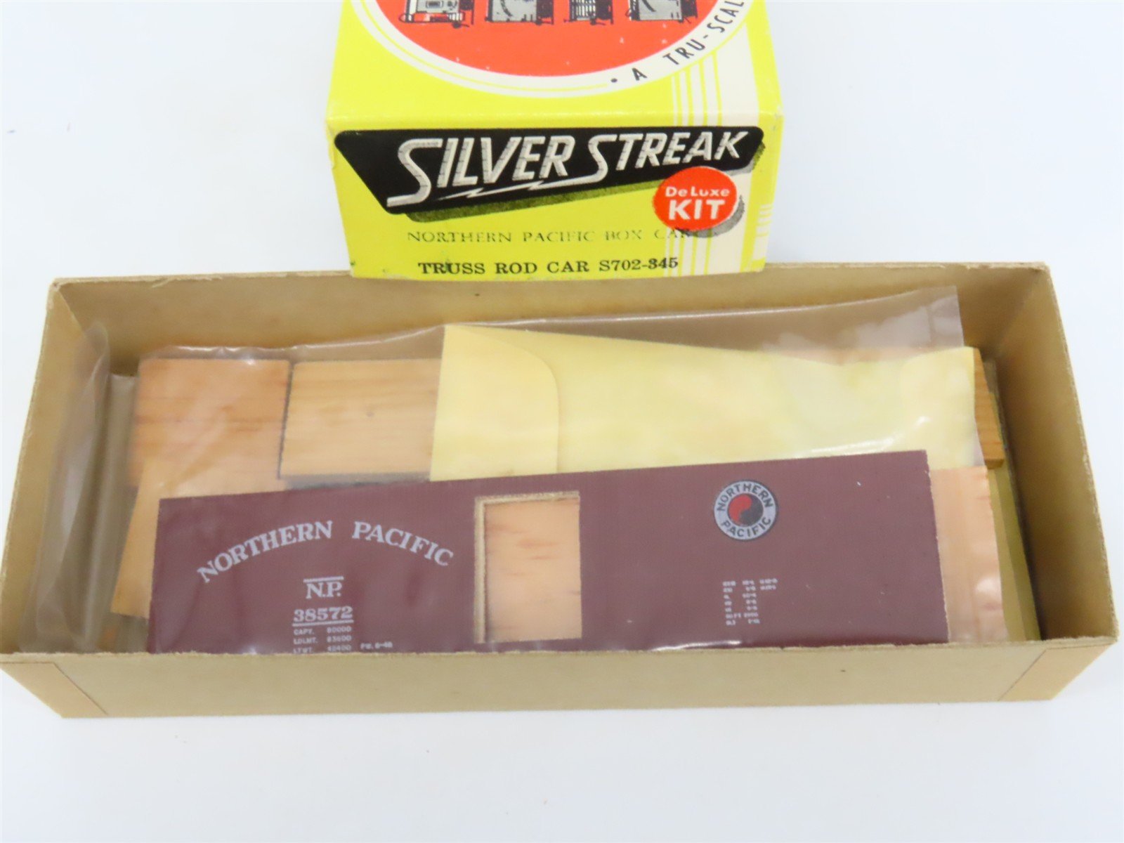 HO Scale Silver Streak Kit S702-345 NP Northern Pacific Truss Rod Box Car #38572