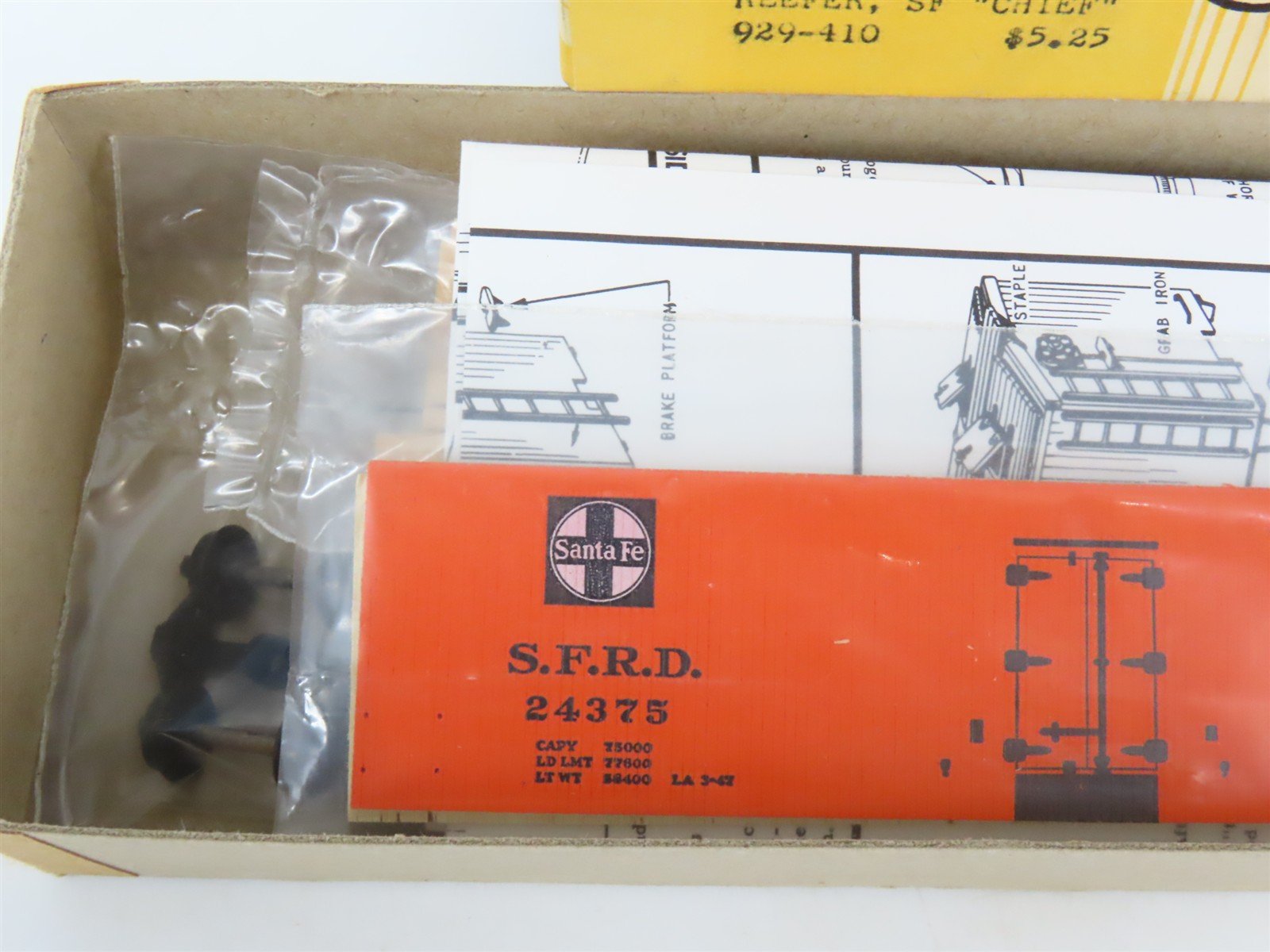 HO Scale Silver Streak Kit 929-410 SFRD Santa Fe Super Chief Reefer #24375