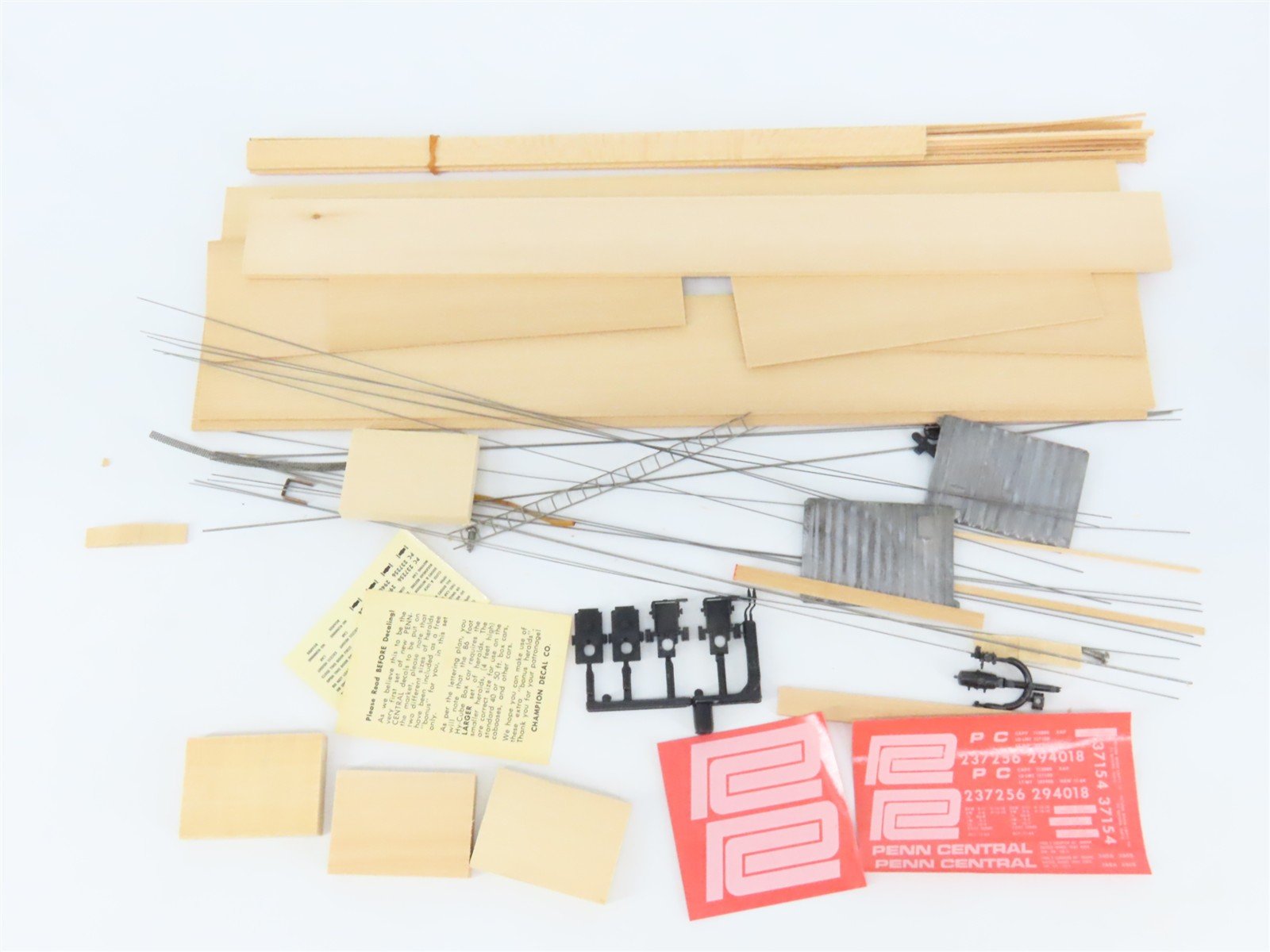 HO Scale Quality Craft Models Kit P-4 PC Penn Central 86' 4-Door Hy-Cube Box Car