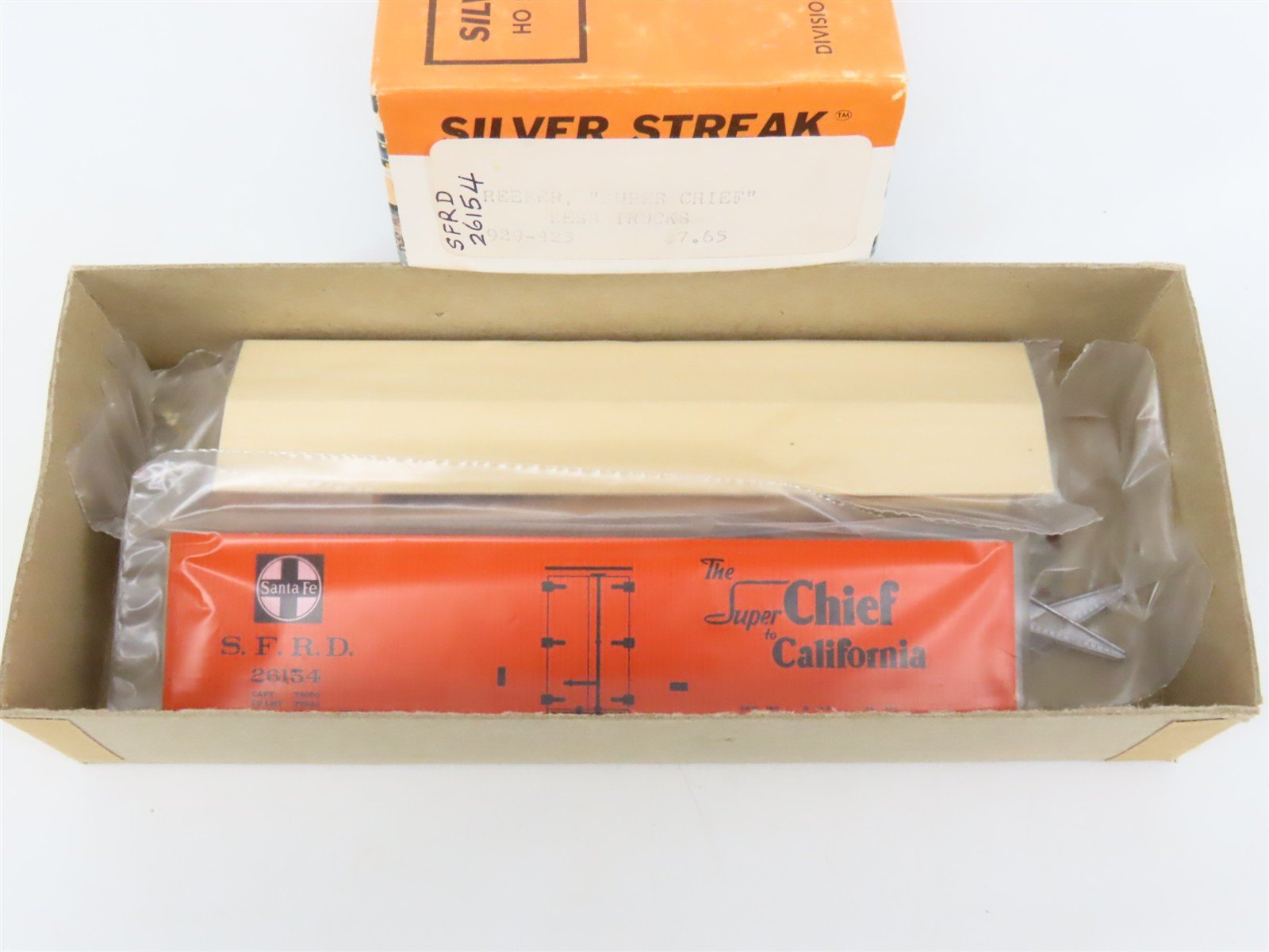 HO Scale Silver Streak Kit 929-423 SFRD Santa Fe Super Chief Reefer #26154