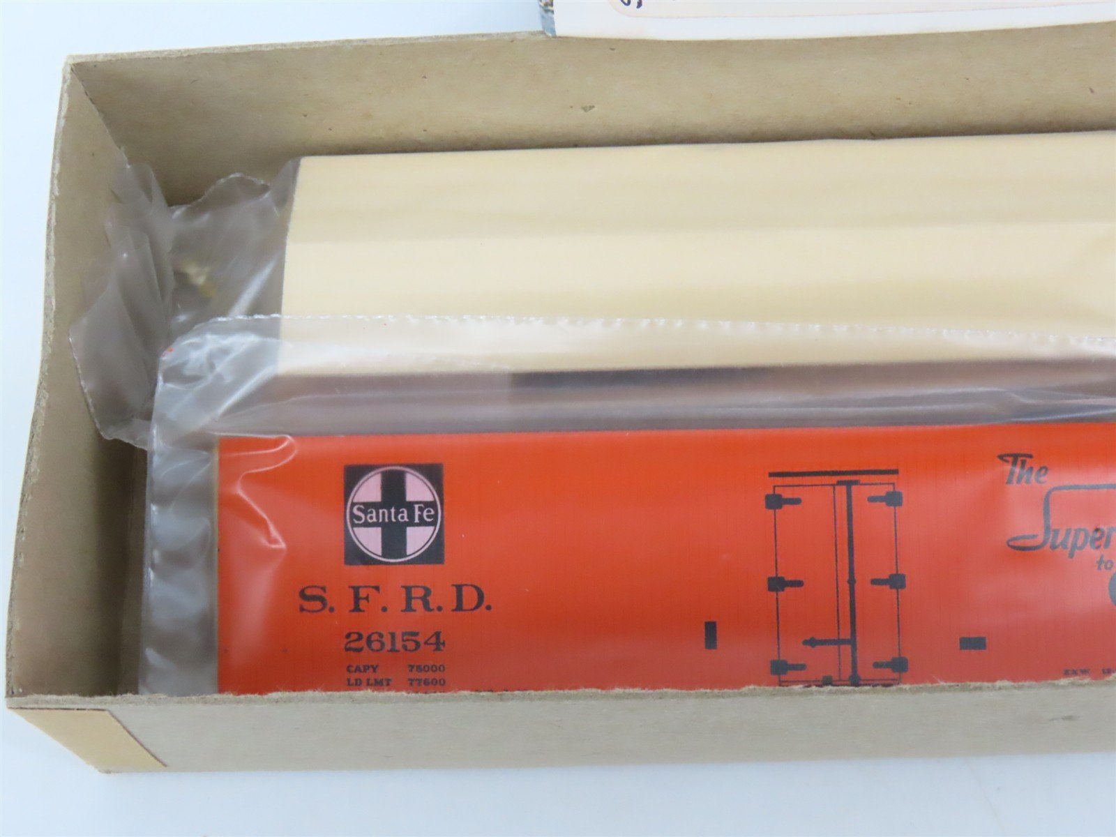 HO Scale Silver Streak Kit 929-423 SFRD Santa Fe Super Chief Reefer #26154