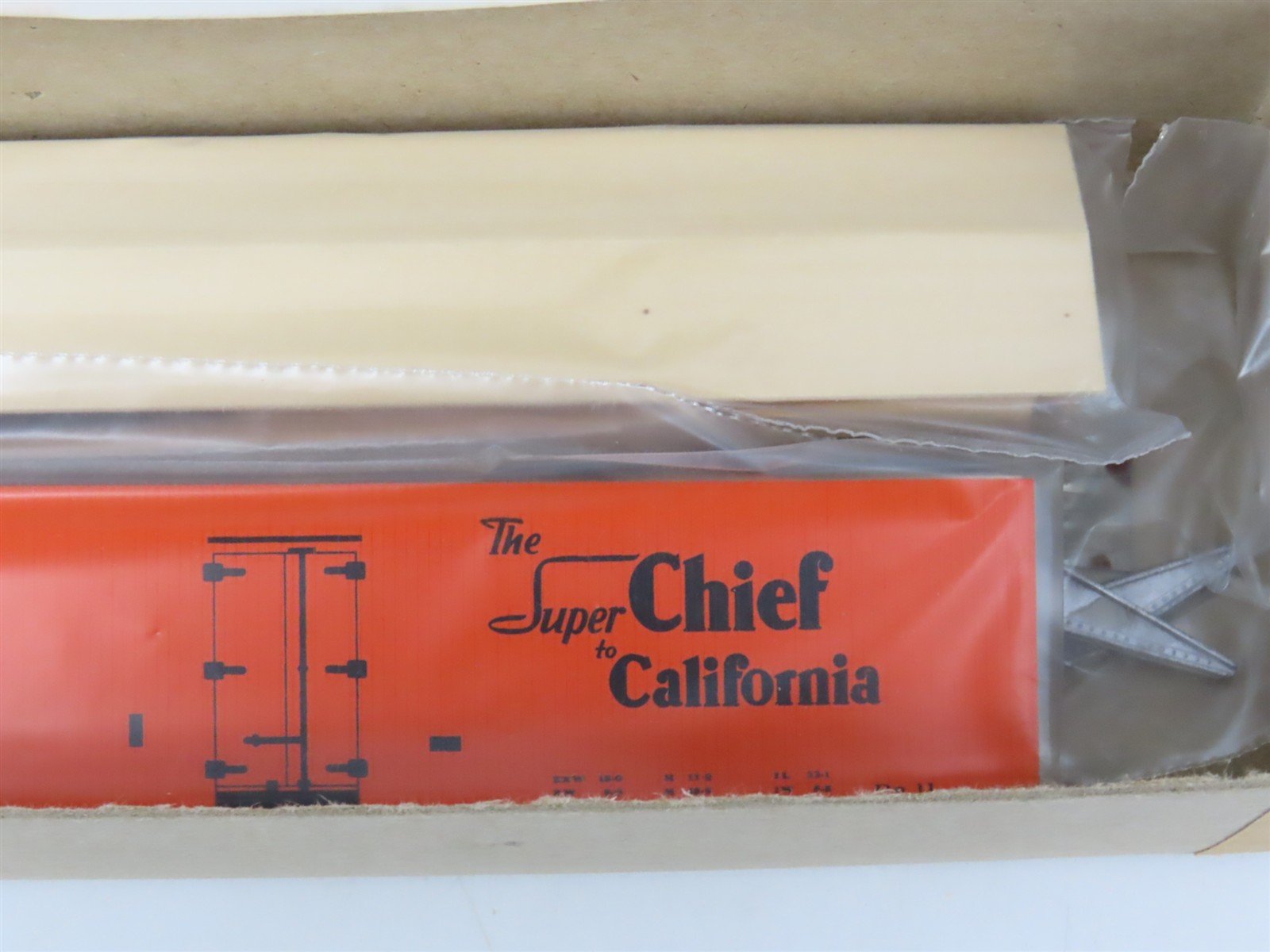 HO Scale Silver Streak Kit 929-423 SFRD Santa Fe Super Chief Reefer #26154