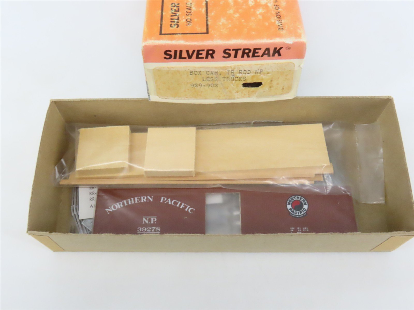 HO Scale Silver Streak Kit 929-902 NP Northern Pacific Railway Box Car #39278