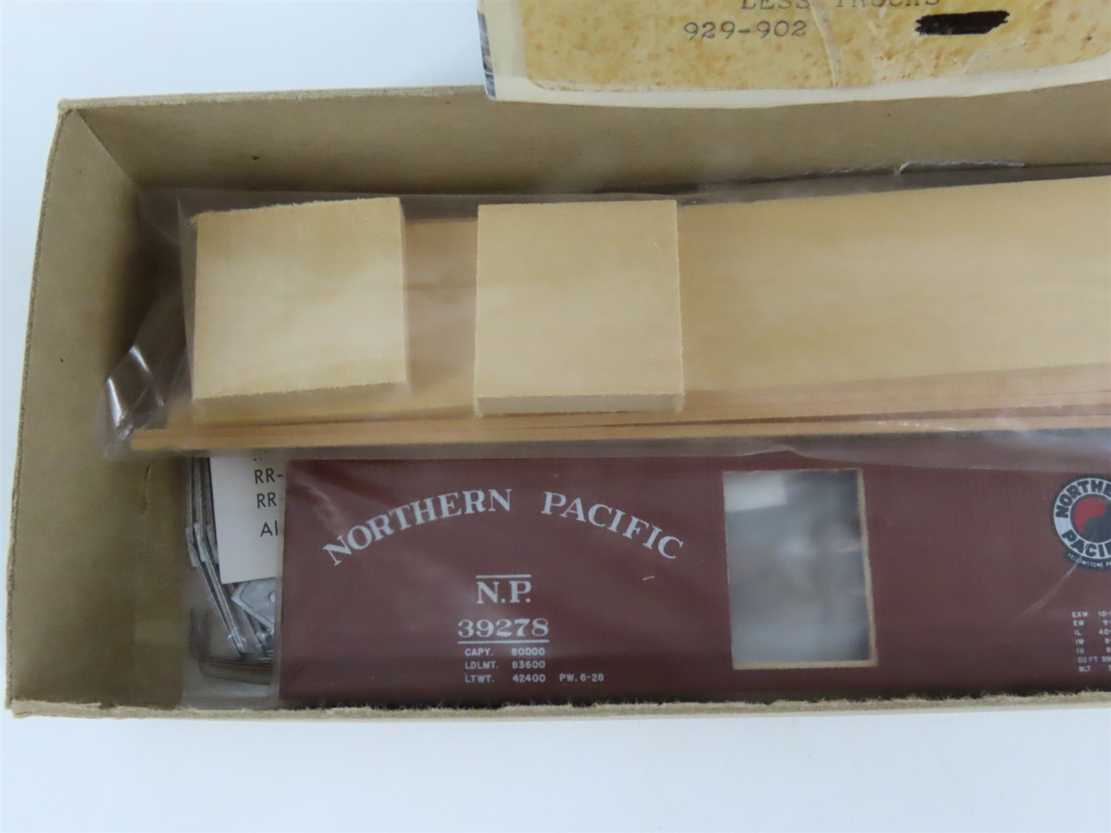 HO Scale Silver Streak Kit 929-902 NP Northern Pacific Railway Box Car #39278