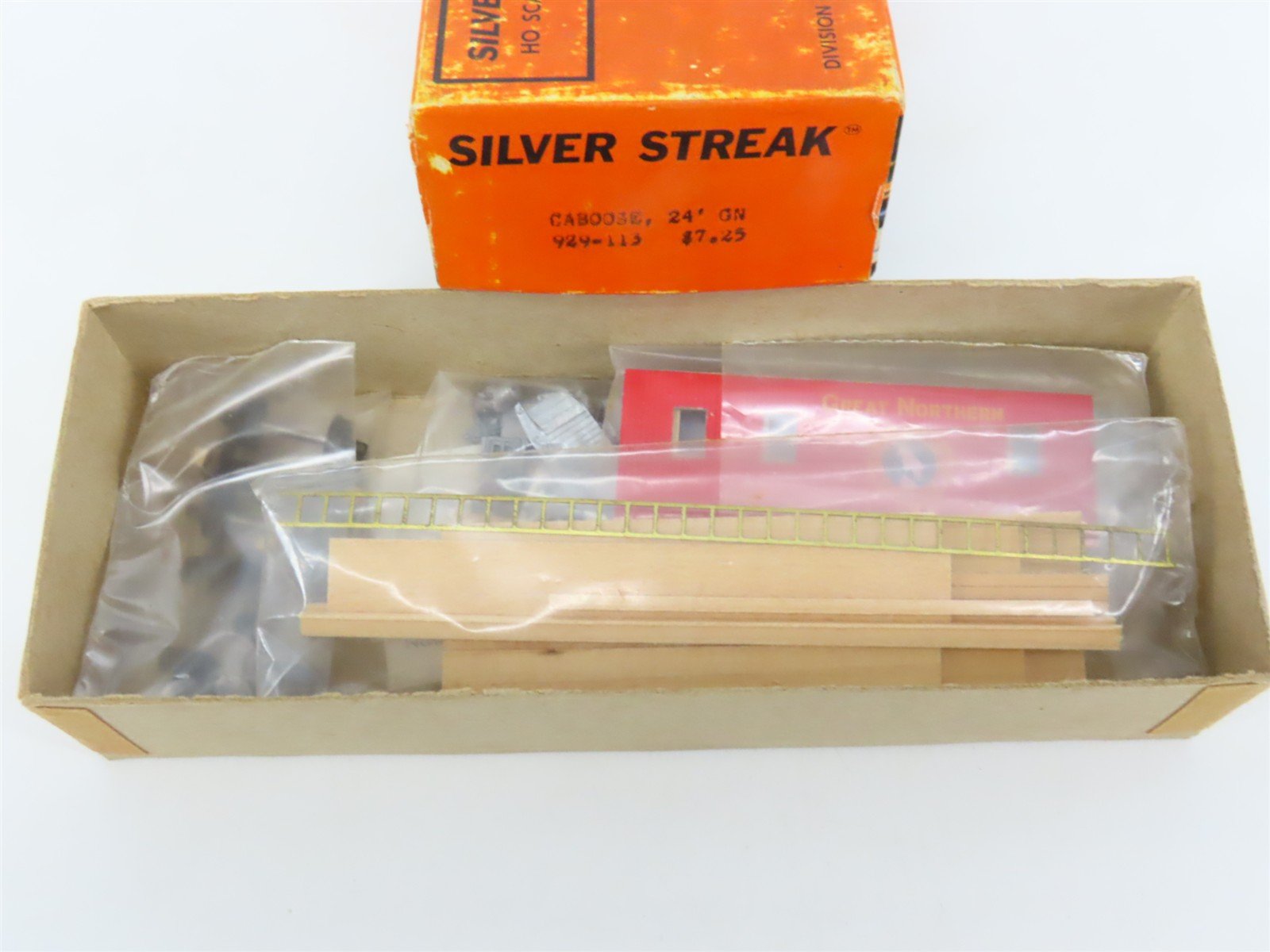 HO Scale Silver Streak Kit 929-113 GN Great Northern Railway 24' Caboose #X204