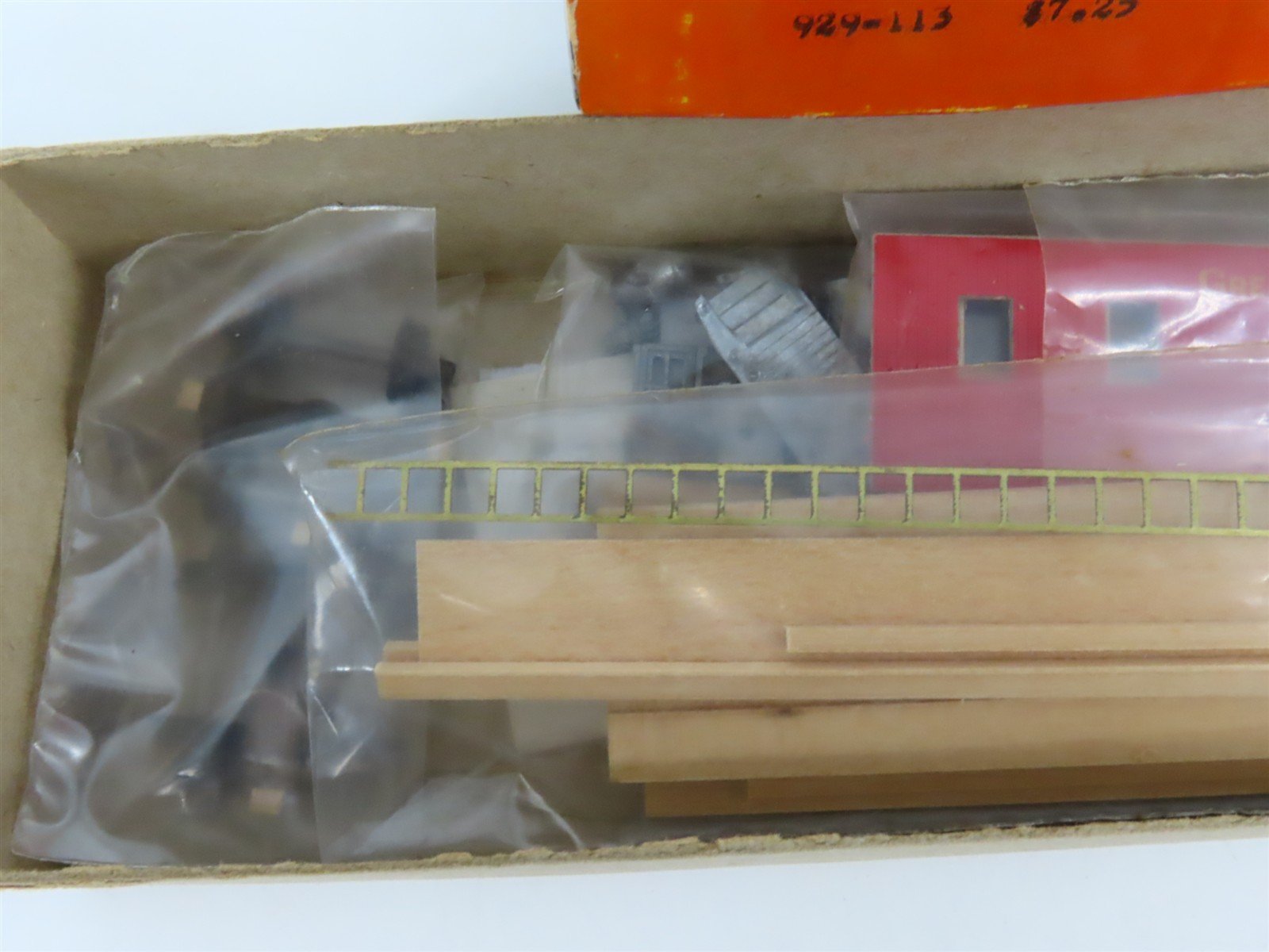 HO Scale Silver Streak Kit 929-113 GN Great Northern Railway 24' Caboose #X204