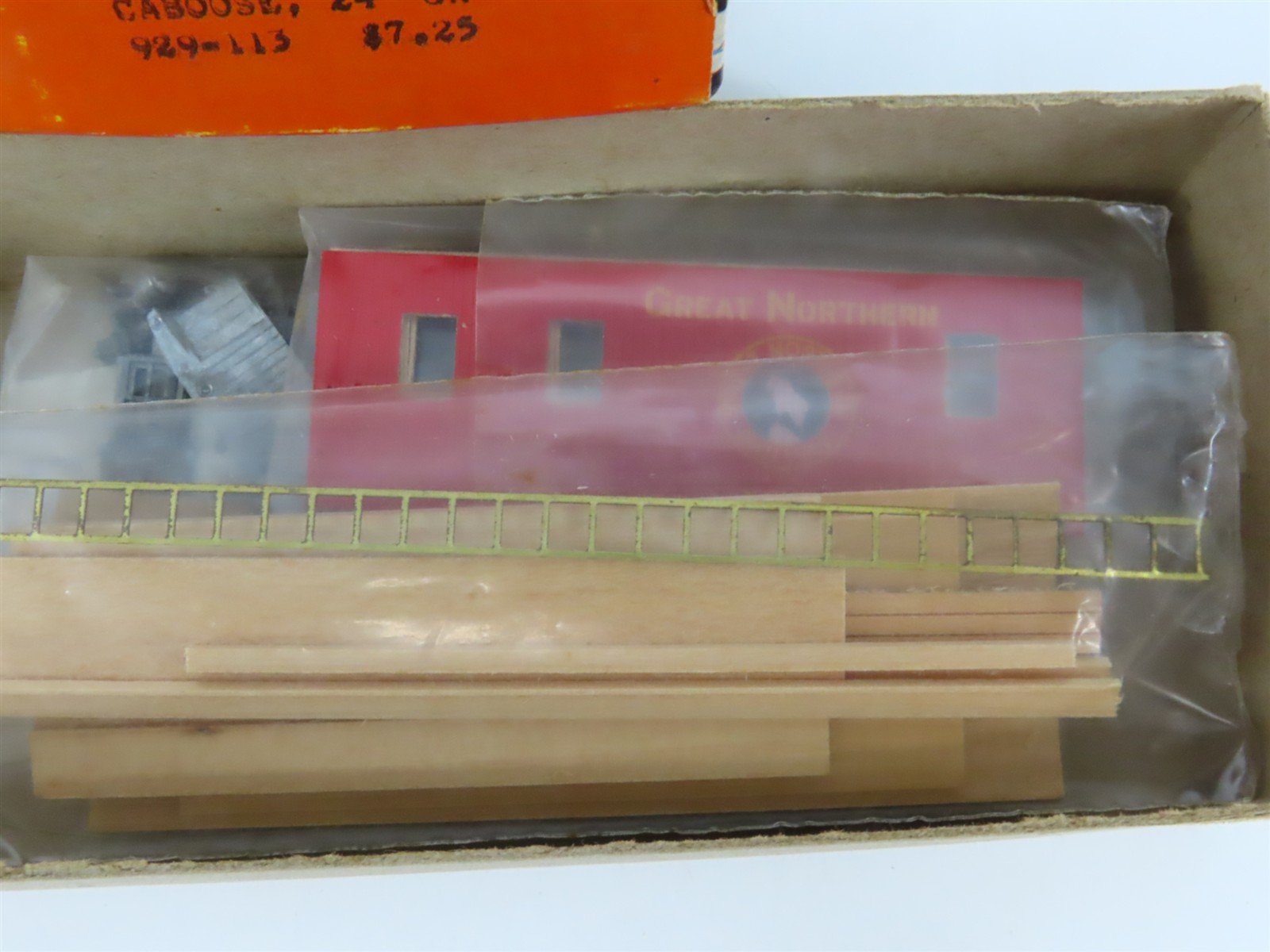 HO Scale Silver Streak Kit 929-113 GN Great Northern Railway 24' Caboose #X204