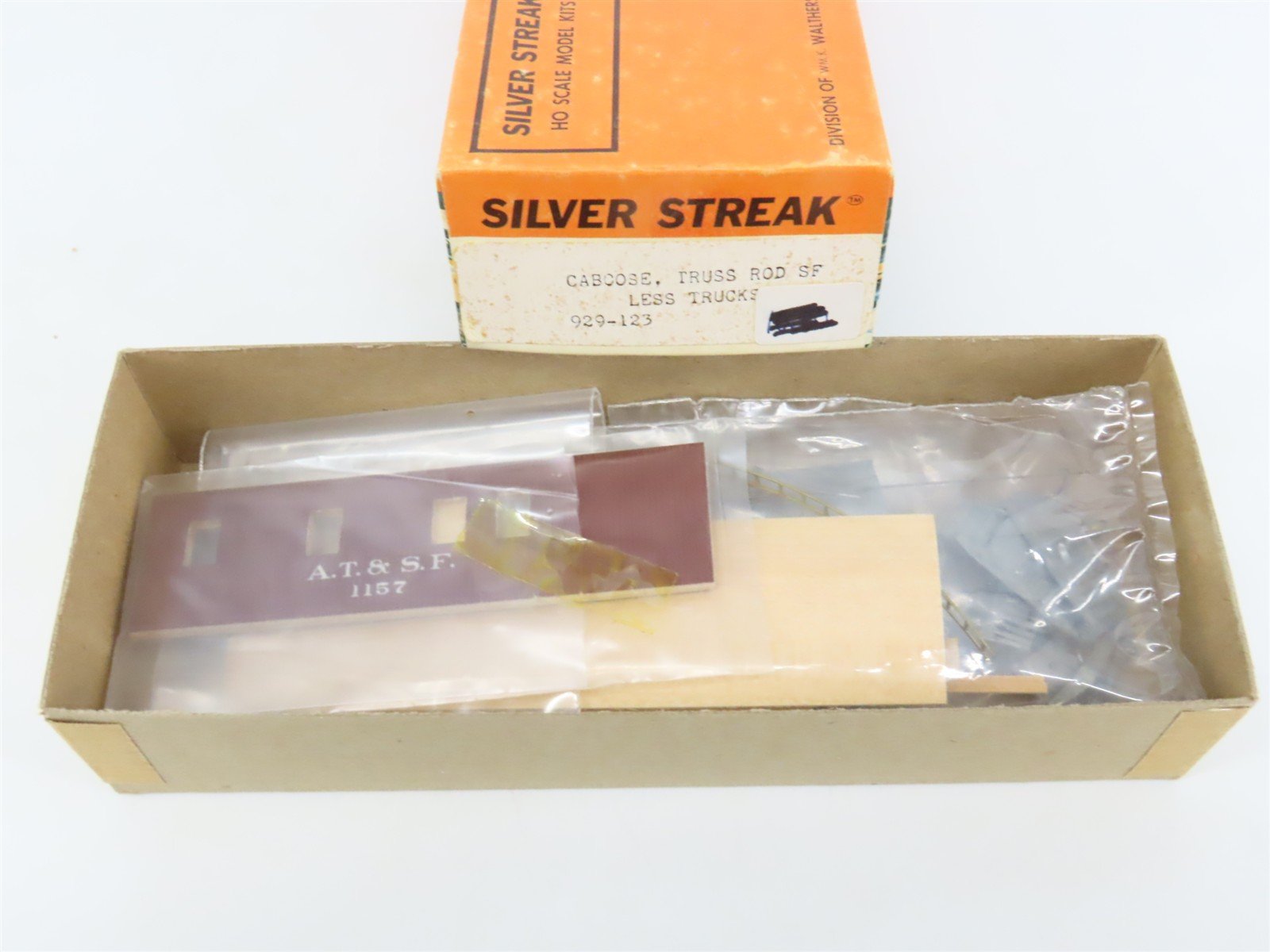 HO Scale Silver Streak Kit 929-123 AT&SF Santa Fe Railroad Caboose #1157